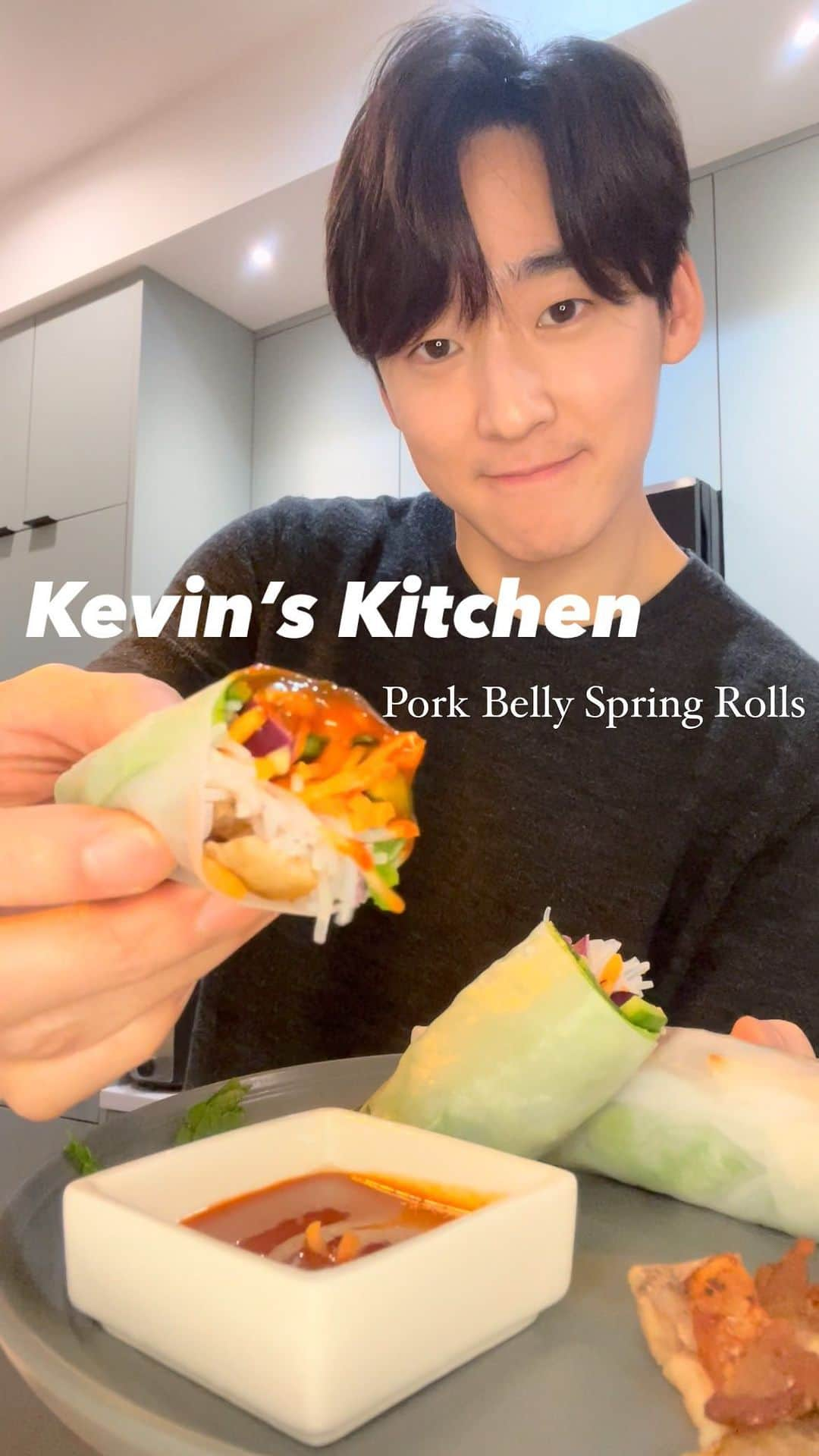 ケビン のインスタグラム：「HAPPY SPRING GUYS🌸 I made Pork Belly Spring Rolls perfect for this season! I wanted to add some Korean flavors to my fav Vietnamese dish!🔥 Join my next Kevin’s Kitchen LIVESTREAM only on Patreon next month👨‍🍳🍀 (Link in bio)  Let me know what I should make next ;)  Shout out to @bibigousa for the delicious Korean hot sauce! I GOTCHU😘  #cooking #kevinskitchen #kevinwoo #mukbang #bibigousa」