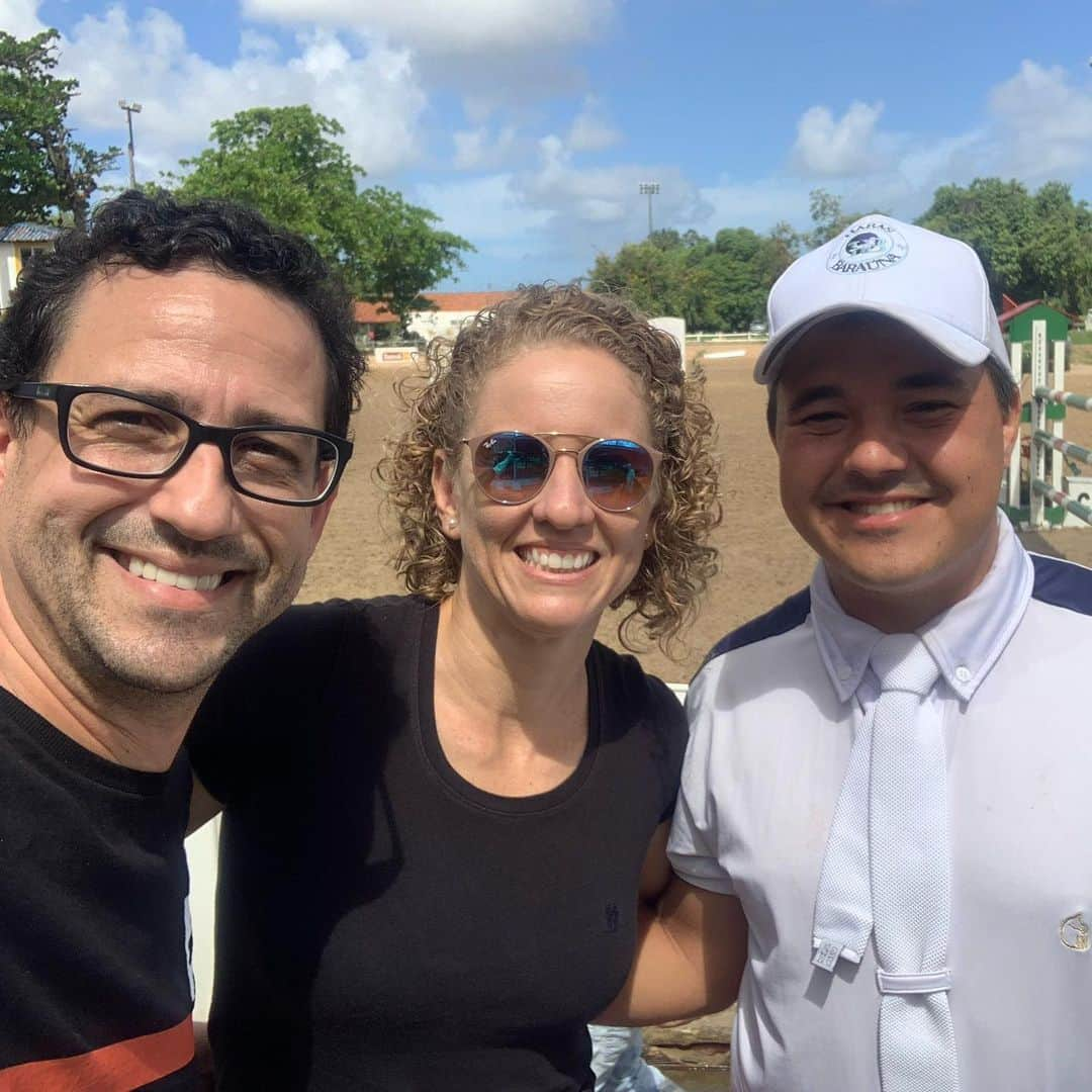 ヤネ・マルケスさんのインスタグラム写真 - (ヤネ・マルケスInstagram)「Registros de um domingo bem movimentado. Foto 1: premiação do campeão no torneio Norte e Nordeste de hipismo, prova de 1.20m no @caxangagolfclub. Foto2: premiação dos melhores atletas homens na corrida das pontes, prova de 10km. Foto 3: com meu chefe @rodrigocoutinho no Norte e Nordeste de hipismo. Foto 4: Maya Pig aproveitando as agendas de mamãe e papai @renatoxavierb no domingo! Dia intenso e prazeroso! boa semana pra gente, pessoal. #VivoEsporte @prefeiturarecife」3月27日 7時01分 - pentayane