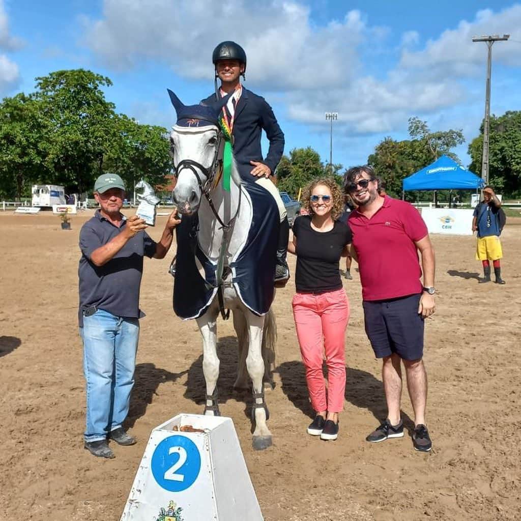 ヤネ・マルケスのインスタグラム：「Registros de um domingo bem movimentado. Foto 1: premiação do campeão no torneio Norte e Nordeste de hipismo, prova de 1.20m no @caxangagolfclub. Foto2: premiação dos melhores atletas homens na corrida das pontes, prova de 10km. Foto 3: com meu chefe @rodrigocoutinho no Norte e Nordeste de hipismo. Foto 4: Maya Pig aproveitando as agendas de mamãe e papai @renatoxavierb no domingo! Dia intenso e prazeroso! boa semana pra gente, pessoal. #VivoEsporte @prefeiturarecife」