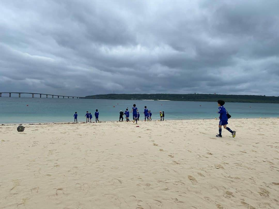 太田吉彰さんのインスタグラム写真 - (太田吉彰Instagram)「名波浩さんアドバイザーのサッカースクールSKY  宮古島遠征にU-12のコーチとして帯同しています⚽️  天気は雨予報だったけど、ギリギリ晴れてます😄  #沖縄  #宮古島  #与那覇前浜ビーチ  #サッカースクール  #サッカー教室　#遠征  #日々成長  #名波浩  #アドバイザー」3月27日 7時10分 - yoshiakiohta09