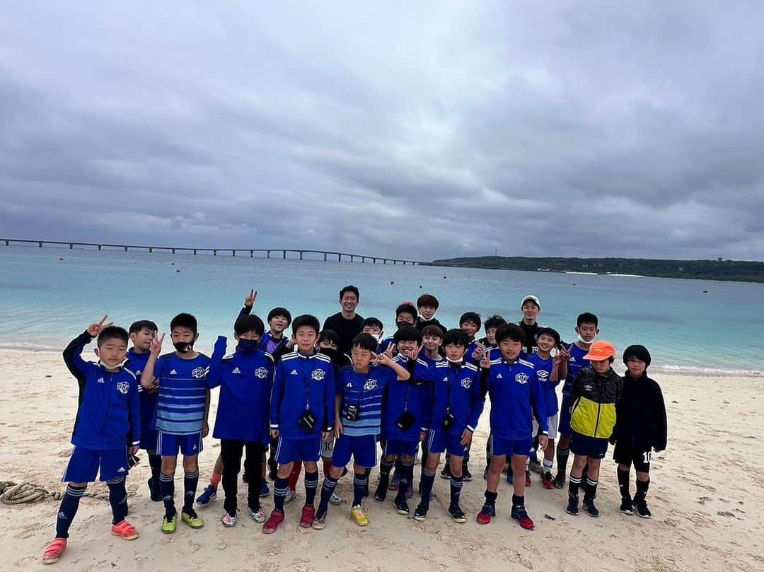 太田吉彰さんのインスタグラム写真 - (太田吉彰Instagram)「名波浩さんアドバイザーのサッカースクールSKY  宮古島遠征にU-12のコーチとして帯同しています⚽️  天気は雨予報だったけど、ギリギリ晴れてます😄  #沖縄  #宮古島  #与那覇前浜ビーチ  #サッカースクール  #サッカー教室　#遠征  #日々成長  #名波浩  #アドバイザー」3月27日 7時10分 - yoshiakiohta09