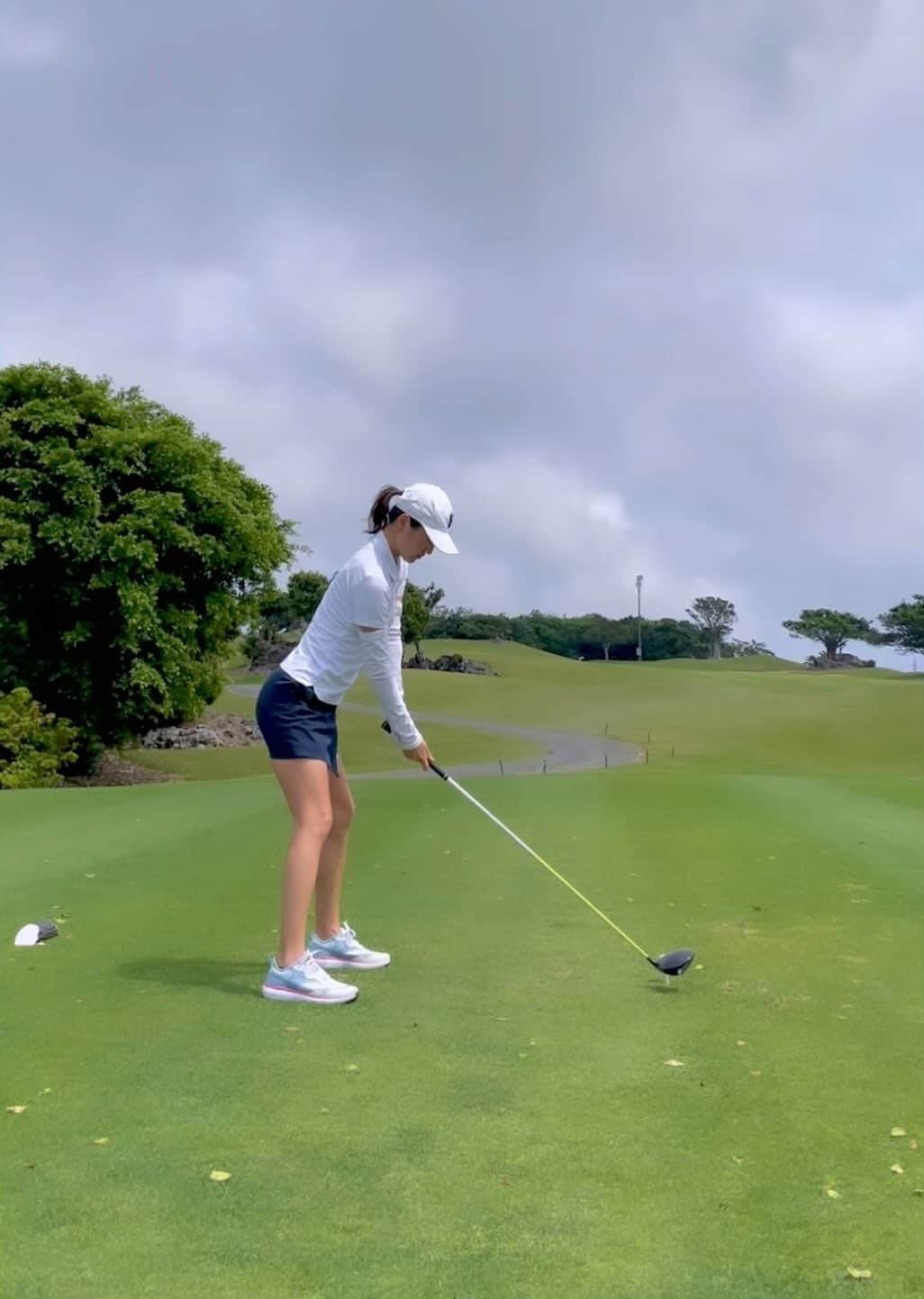 夏美のインスタグラム：「沖縄ゴルフ🏝🏌️‍♀️ #パームヒルズゴルフリゾート  沖縄は太陽が出ると紫外線が強くなってきたよ〜☀️ この日は久々のラウンドだったんですが 1h目10だったよ🫠やばいよね笑 その後はなんとか良い感じになっていったのでこの日は良しとしよう！笑 インからインから🏌️‍♀️ ＊ 沖縄ゴルフする時は是非紫外線対策お忘れなく〜！ ＊ #ゴルフ　#colehaanjapan #colehaangolf #コールハーン #コールハーンゴルフ #沖縄ゴルフ　#沖縄ゴルフ女子 #糸満 #夏美の沖縄ゴルフ」