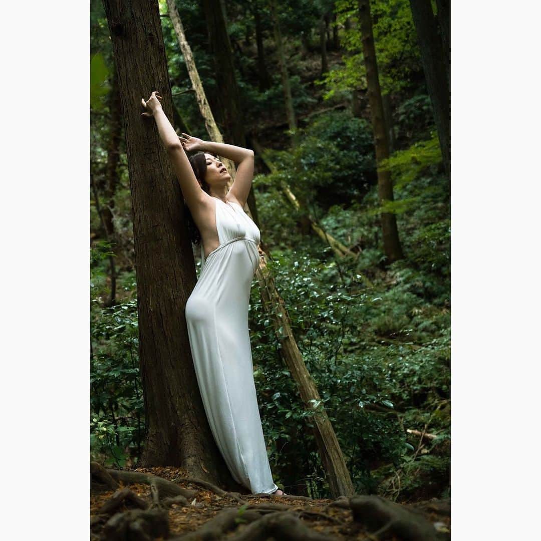 木下凜々子のインスタグラム：「#goodmorning  ・ ・ ・ ・ ・ #photography #portrait #white #dress #cool #girl #beautiful #model #green #forest #japan #japanesegirl #木下凛々子」