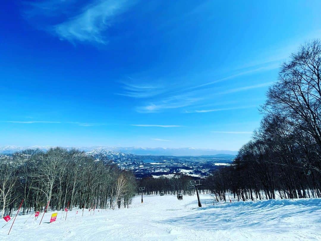 成田童夢のインスタグラム：「無事に今シーズンも #池の平温泉アルペンブリックスキー場 が終わりました(˶'ᵕ'˶ )︎ お越し頂いた皆さん、ありがとうございました(っ ॑꒳ ॑c) 年間通してチラホラと私はいますので、春夏秋冬問わず遊びに来てくださいね(๑•̀ㅁ•́ฅ✨ これからは登山やマウンテンバイクが出来ます！」