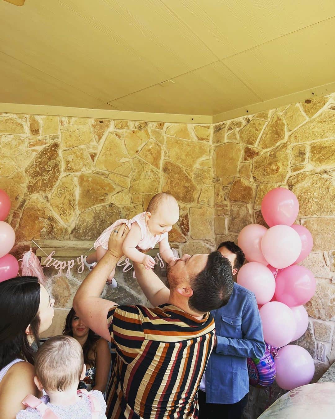 ドミニク・バーンズのインスタグラム：「Happy 1st Birthday to two of the sweetest twins alive! Love you dearly, Marigold and Blossom 💜💜 #birthday」