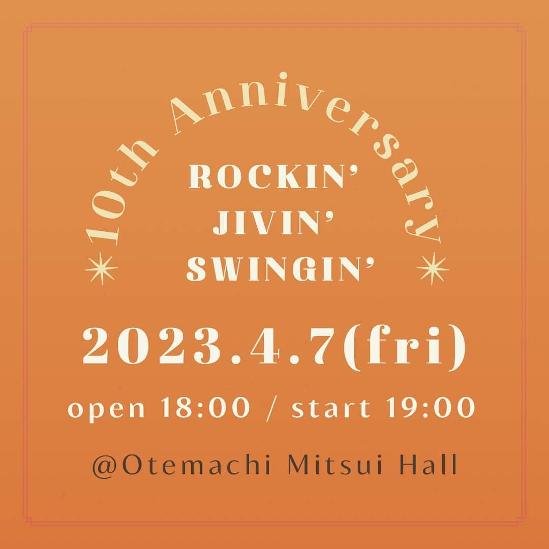 akikoのインスタグラム：「Rockin’ Jivin’ Swingin’の選曲とアレンジをしてたらなんだか目が冴えて眠れなくなってしまった午前8時。  このイベントは、私のアーティストとしてのルーツでもある主に 20~50 年代のアメリカや中南米の音楽やファッションを、踊りながら楽しめるスタンディングのイベントとして 10年前にスタートしました。 音楽はいつの時代もファッションやダンスと結びついていて、その世界観をまるごと楽しんでもらいたいと思っています。 もちろん20年代と50年代ではファッションもダンスも音楽も違いますが、私が10代を過ごしたLondon NiteやRockabilly Niteではパンクもニューウェイブもリズム＆ブルースもスカもロックンロールもかかっていたし、私が歌い出した19歳の頃にSwing Jazzに抵抗なく入ることができたのは、それまで聞いてきた音楽の根底に繋がっているものがあったからだと思う。それはブルースとも言えるし、ダンスミュージックとも言えるし、またはファッション性なのかもしれない。 とにかく、「こうでなければいけない」ということは全然なくて、Lindy HopだろうがJiveだろうが、どんなダンスをする人でも、踊ったことがない人でも、静かに聞きたい人も、みんな自由に楽しんで欲しいのです。私が選ぶバンドメンバーを少しごった煮するのも同じ理由です。  シートエリアの方も、ダンスレッスンやみんなで踊るシーンでは、是非前（ダンスフロア）に出て踊ってください。初めての方も大歓迎です！ ホワイエでは、ファッション小物やフードのブースが並びます。ドリンクカウンターではもちろんお酒も売っています。RSJ10周年を記念したおしゃれなフォトブースも❤️（SNSにアップしてね！）食べて飲んで踊って、思い思いに楽しんでください🕺🕺🕺  Otemachi One Jazz akiko presents「Rockin’ Jivin’ Swingin’ 10th Anniversary Party」  【日時】2023年 4月7日(金)18:00開場／19:00開演  【会場】大手町三井ホール (東京メトロ・都営地下鉄「大手町駅」C4またはC5出口直結)  【出演】  akiko／SARI(Chai-Chee Sisters)／YUKA(Chai-Chee Sisters)  Band : The Jive Jack  　　柴田敏孝(Pf)／白根佳尚(Ds)／富永寛之(Gt)／中村誠一(Ts)／前田真梨子(Tb)  　　菅野淳史(Tp)／遠藤定(Ba)ほか  Dance Workshop : Amore & Lulu  https://eplus.jp/sf/detail/3812500001-P0030001    【料金】座席指定 7,500円／ダンスエリア 6,000円  ※未就学児入場不可※当日１ドリンク代(600円)別途必要  ※ダンスエリアは指定座席のないスタンディングのチケットとなります    【チケット】  イープラス(PC＆スマートフォン) https://eplus.jp/sf/detail/3812500001-P0030001」