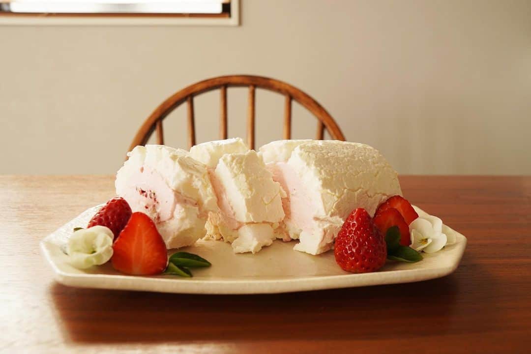 つくるたべるハナメさんのインスタグラム写真 - (つくるたべるハナメInstagram)「今夜はいちごのメレンゲロールを食べる動画をアップ予定です。 #動画更新のお知らせ #いちご #メレンゲロール #いちごのケーキ」3月27日 8時22分 - tsukurutaberuhaname