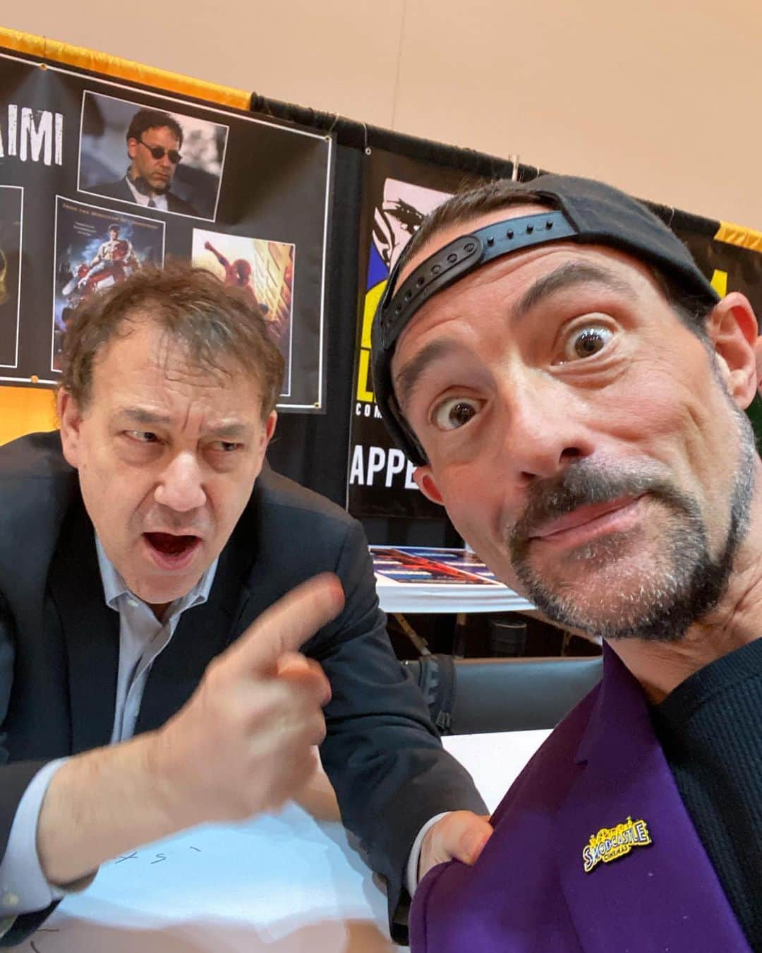 ケヴィン・スミスのインスタグラム：「Had an AMAZING time at @lex_con today! The folks who attended and the folks who ran the Con were both phenomenal (and the @lexairport is one of the nicest terminals I’ve ever been to in my life).  But one of the true highlights of my day was being “directed” by the great SAM RAIMI! Even when he’s goofing around, this legend’s a better filmmaker than I’ll ever be. Bonus: I got to say hi to his brother @tedraimi too (but missed getting a pic). Thank you to everyone who took photos with me and my friends, brought stuff for me to sign, or attended my day-ending Q&A! It took three attempts from LAX to get here (first flight was canceled for weather, second flight was late and would’ve made me miss my connection, the third flight was jussst right), but I loved @lex_con and can’t wait to come back next year! #KevinSmith #lexingtontoyandcomiccon #samraimi」