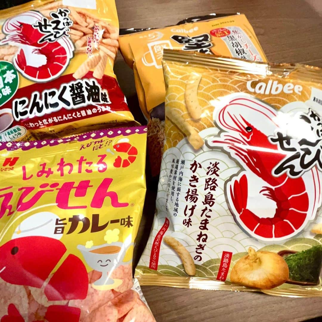 猫井椿のインスタグラム：「先日みんなで食べたお菓子!  焦がしチーズ胡椒の堅揚げ美味しかった！  #CLAMP」