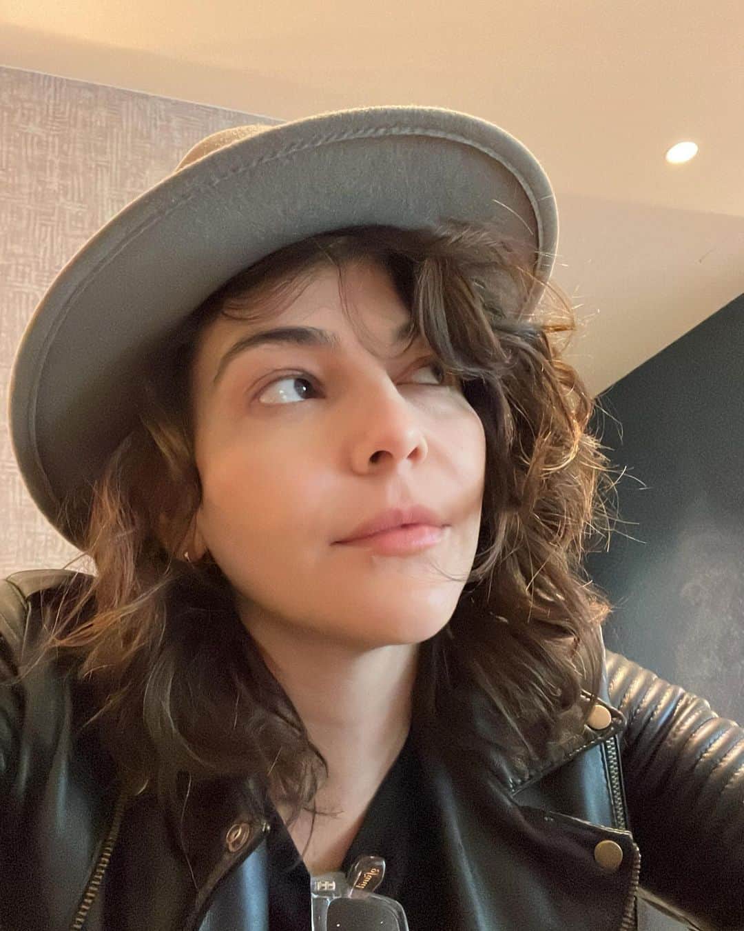 Tainá Müllerのインスタグラム：「Março //  - Who is your favorite artist? - Chupacabra - Hologramada - Carro voador da Embraer: em 2026 nos céus do Brasil.」