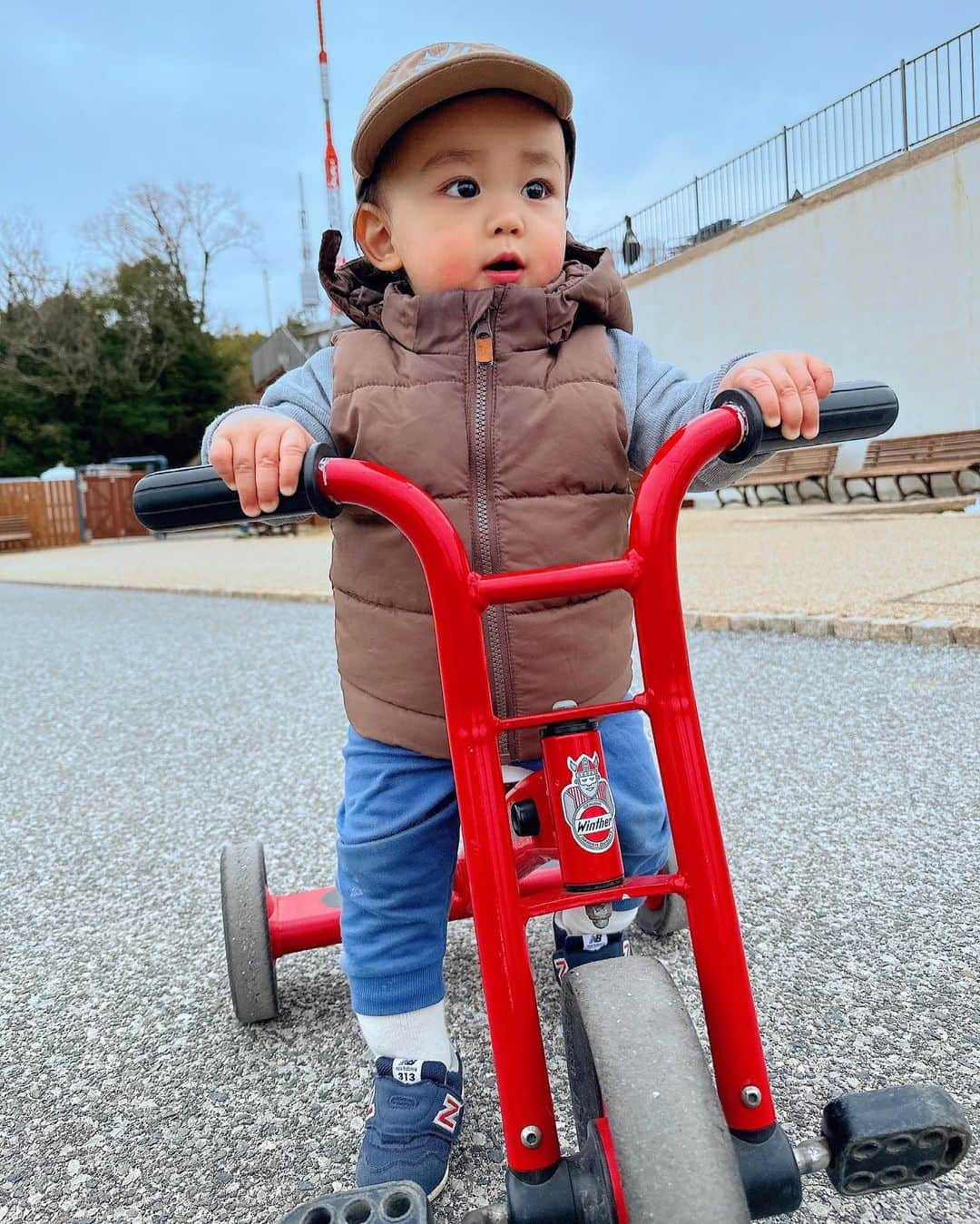 ?Yukihiro Ito?のインスタグラム：「🎢🎡🎠🎪 ・ ・ 生駒山上遊園地⭐️新嵐編 ・ ・ 1歳4ヶ月👶🏼 ・ 最近やっとハイハイより 歩く割合の方が多くなってきた😆 ・ 手前に出して ゾンビみたいな歩き方が可愛い🧟💙 ・ ・ 写真はイキって三輪車乗ってると見せかけて 無理やり股がされてるだけ🤣 ・ ・ 写真だけ見たらいっちょまえに 乗ってるように見えるやろ？🙄爆 ・ ・ 4歳娘と1歳の息子 色々違うけど両方全部可愛い😍 ・ ・ これからも 色んなとこ連れてって 色んな景色見せたるからな🌏✈️✨ ・ ・  #生駒山上遊園地 #生駒山上遊園地itadaki #itadaki #遊園地 #三輪車 #ママリ #mamari #コドモノ #ベビフル #新米パパ #新米ママ #親バカ部 #親バカ #親ばか部 #親ばか #育児 #夫婦 #baby #子供モデル #赤ちゃんモデル #babyモデル #1歳 #子供ファッション」