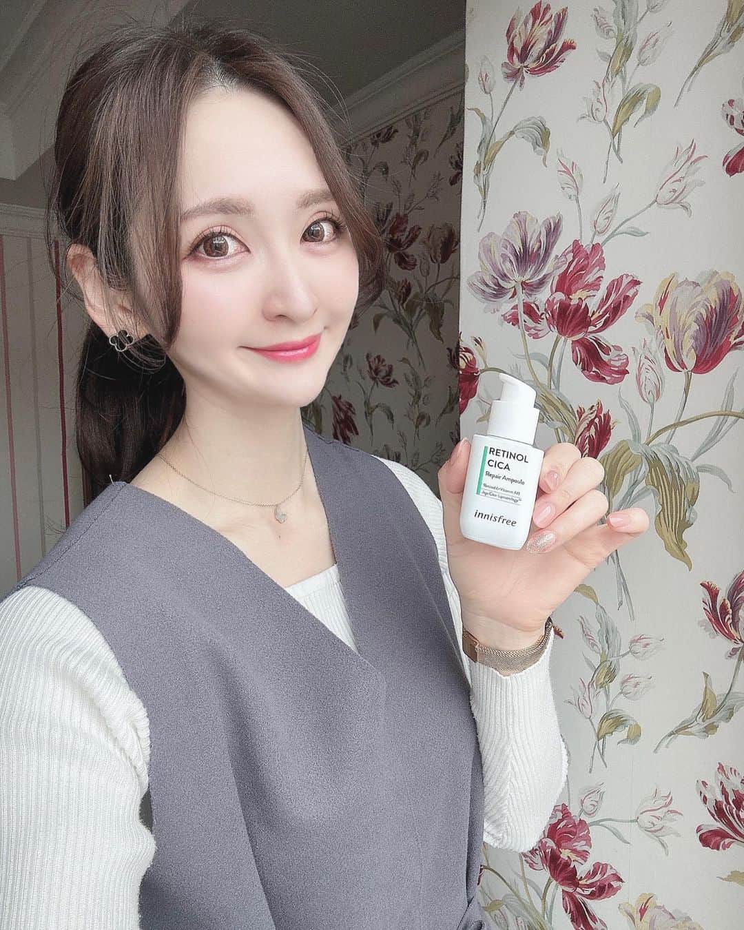 藤後 沙織 とうごさおりのインスタグラム：「韓国では発売後即完売、 日本でも発売以降一時売り切れ状態となった、  @innisfreejapan のレチノールシカリペアセラム✨  レチノール初心者にもおすすめなマイルドな使い心地で、繰り返す肌トラブルにアプローチし、 つるんとしたお肌を目指せる美容液です✨ 毎日デイリー使いできるから、先週の旅行にも持って行ったよ✈️  肌のことを考えた無添加＆低刺激処方で、 お肌トラブルがあるときでも使えるから、私もお家に常備してます🫶 そしてこのたび、LIPSで「ベストコスメ2022 美容液部門3位」受賞したみたい😊   べたつかず、スッと馴染むウォータリーテクスチャーで、オイリー肌にも使いやすく、さっぱりとした使い心地だから、夜はもちろん朝のメイク前にも使えます✨  #innisfreejapan #イニスフリー #レチノールシカリペアセラム #レチノール #韓国コスメ #ベスコス #ベストコスメ #lips #PR」