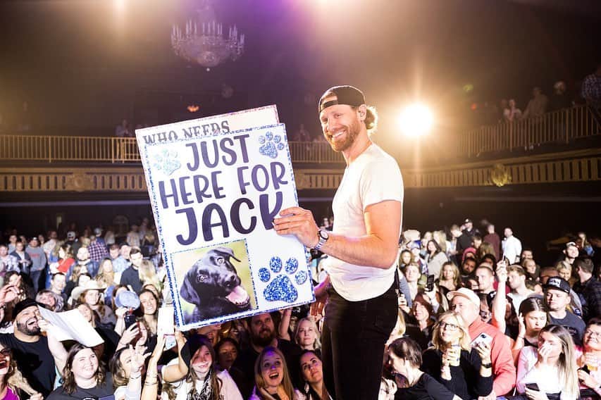 チェイス・ライスのインスタグラム：「Kansas, South Dakota, Nebraska. Nuts time on tour this weekend. Appreciate y'all showin up singin this I Hate Cowboys record🤘🏼📸: @evan_destefano」