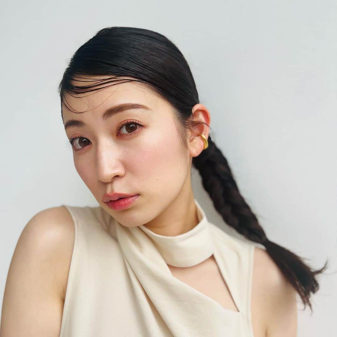 吉田朱里のインスタグラム：「@vocemagazine ❤️ @skii のページにもいるので チェックしてくださいね❤️ . @tomokookada さんメイク♥️」