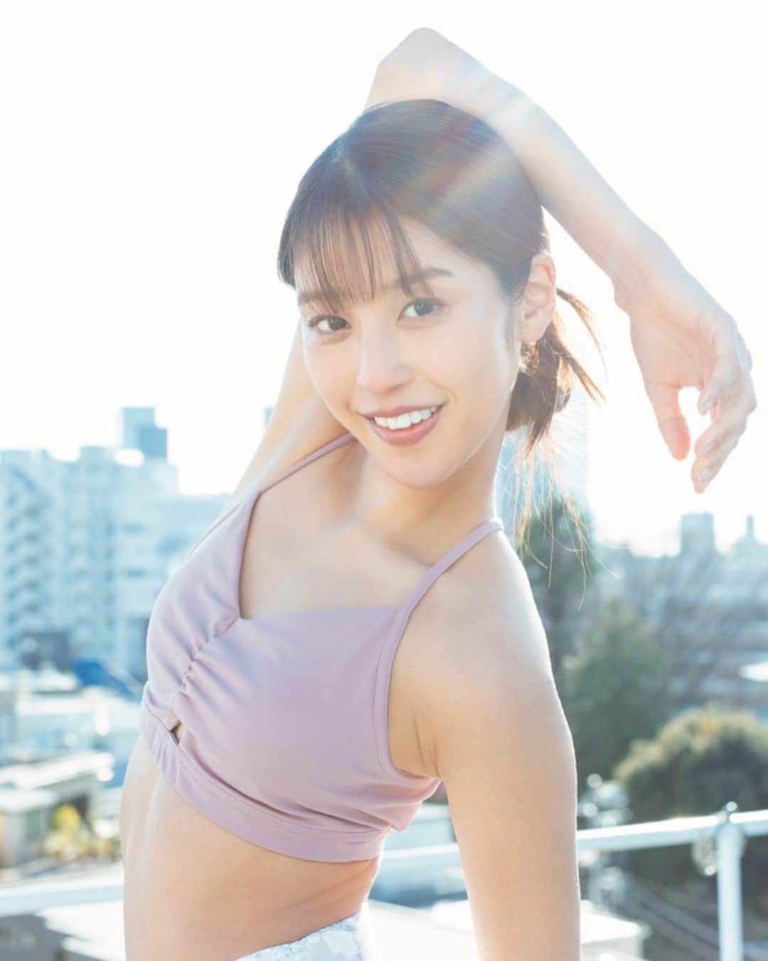 のインスタグラム：「. 発売中のTarzanにて 毎日続けてるセルフケアについて お話しさせていただきました🌙🧘🏽‍♀️ ちなみに今月号のテーマは 首　肩甲骨　骨盤セルフケアです💪🏽 ⁡  御殿場に移住して一年。 ライフスタイルはがらりと変わりました🤗🌿 ⁡ おうち〇〇の探求はもちろん いかにしてセルフケアしていくか、 それが自分のご機嫌取りにも繋がっていたり。 ⁡ 自分のご機嫌取りは一生のテーマね！笑 このあたりもインタビューしていただけて 自分の中ですごく特別なものになりました！！ ⁡ Tarzan webにはアザーカットも たくさん載せていただいてます とっっっても楽しい撮影だったなあ🥹  ⁡ ⁡ #Tarzan #セルフケア #からだ作り #yoga#strech」