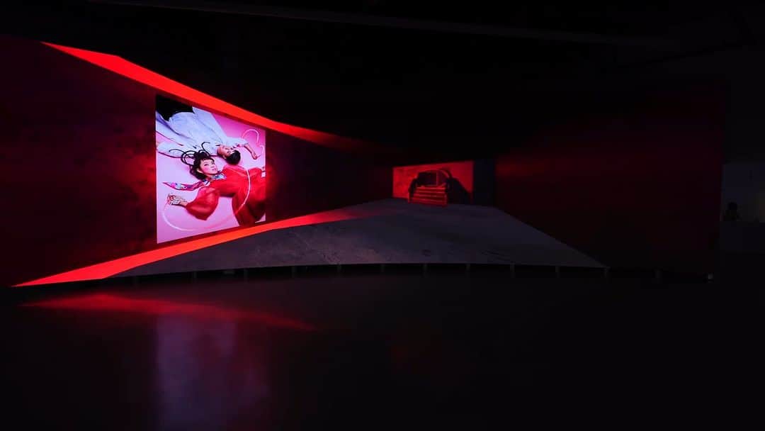 スプツニ子!のインスタグラム：「Sputniko! is exhibiting her video installation work “Red Silk of Fate - Tamaki's Crush” in @vellum_la for "LIFELIKE: Exploring Body Sovereignty in Web3" exhibition. This exhibition is a unique and thought-provoking exploration of the intersection of art, technology, and the human body.  FEATURED ARTISTS: EDGAR FABIÁN FRÍAS · LANS KING · LAUREN LEE MCCARTHY · OONA x LORI BALDWIN · SAMMIE VEELER · WHITE MALE ARTIST AKA CASSILS · XIN LIU · NICOLE WILSON · PUSSY RIOT · SPUTNIKO!  "LIFELIKE: Exploring Body Sovereignty in Web3" will be on display at Vellum LA until April 2, 2023. See you there :)  LAのVELLUMギャラリーで開催されている「Vellum LA x EPOCH present: LIFELIKE: Exploring Body Sovereignty In Web3」展で映像作品『Red Silk of Fate - Tamaki’s Crush』を展示しています。  参加アーティストはEDGAR FABIÁN FRÍAS · LANS KING · LAUREN LEE MCCARTHY · OONA x LORI BALDWIN · SAMMIE VEELER · WHITE MALE ARTIST AKA CASSILS · XIN LIU · NICOLE WILSON · PUSSY RIOT · SPUTNIKO!  10人のアーティストによる作品を通じて、バイオロジーとデジタルのアイデンティティの間で、身体の主権に関する議論を呼び起こすことがテーマの展覧会です。 LAのアートギャラリー”Vellum LA ”で4月2日まで開催しているのでお見逃しなく。See you there :)  For More Information about the exhibition https://www.vellumla.com/lifelike-groupexhibition  Vellum LA x EPOCH present: LIFELIKE: Exploring Body Sovereignty In Web3  @vellum_la @epoch.gallery @edgarfabianfrias @lansking @laurenleemack @iamloribaldwin @miss__sammie @cassilsartist @xin_liu_studio @deptofspecialcircumstances @nadyariot」