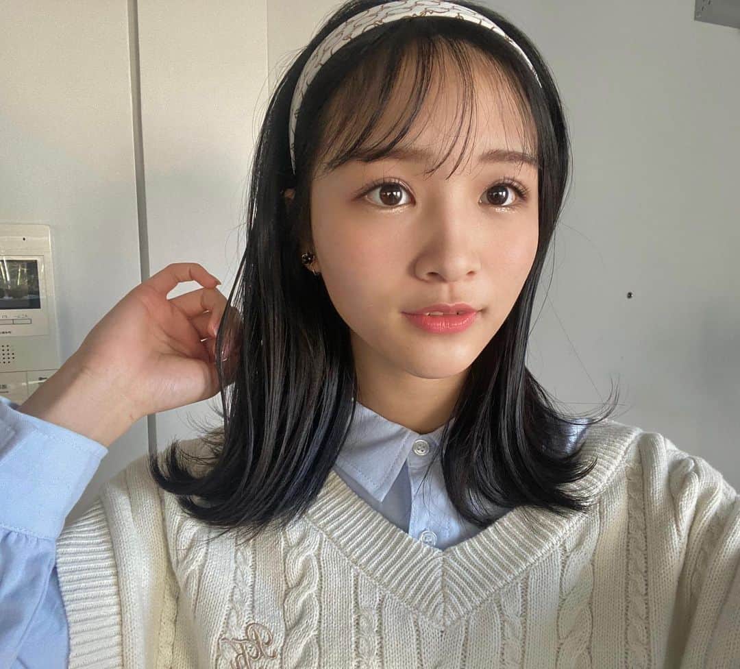 中山あやかのインスタグラム：「＊ 「着回しできるNew春ベスト」のオフショ！ もうチェックしてくれましたか？ 　 このコーデは韓国プレッピーな組み合わせです！春の季節に会うニットミニベストの着回しがもう1パターン載ってるのでぜひチェックしてくださいー❤︎ 　 #ニコラ#nicola#ニコラ4月号発売中#ニコモ」