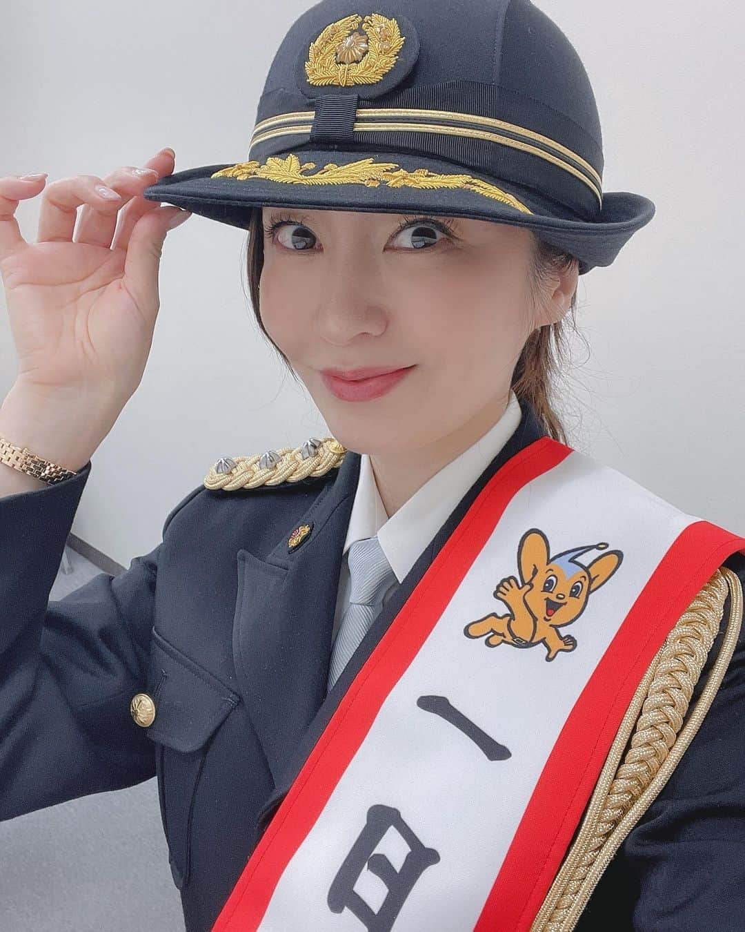 川村ひかるのインスタグラム：「❤︎  春と言えば…🌸 卒業式、入学式などイベントが満載ですね！ 週末に開催された大井警察署　 春の交通安全広報啓発キャンペーン  署内にて一日警察署長を務めました👮  4月からは自転車に乗る際に ヘルメット着用の努力義務化がされるんです🚲⛑🚲  自転車死亡事故の約7割が頭部に致命傷を負っている事は皆さんご存知ですか？💦 ヘルメットを被ることは命を守ることに繋がりますよ✨✨  大井警察署と言えば私の地元でございまして、子供の頃から親しみのある場所で春の交通安全のイベントに参加できて嬉しかったです❣️ さらにアイドル時代に長年お世話になった事務所の後輩でもある森本　さやかちゃんと一緒にお仕事出来て記念になる一日でした✨✨　@sayakamorimoto1011   皆さん自転車に乗る際は※交通ルールをしっかり守りましょうね✨  ※道路交通法 （令和5年4月1日以降） 自転車を運転するすべての人がヘルメットをかぶることに努めなければならないのはもちろんのこと、同乗する方にもヘルメットをかぶらせるように努めなければなりません。 また、保護者等の方は、児童や幼児が自転車を運転する際は、ヘルメットをかぶらせるよう努めなければなりません。  自分の身は自分で守る❣️  #春の交通安全運動  #一日警察署長  #大井警察署」