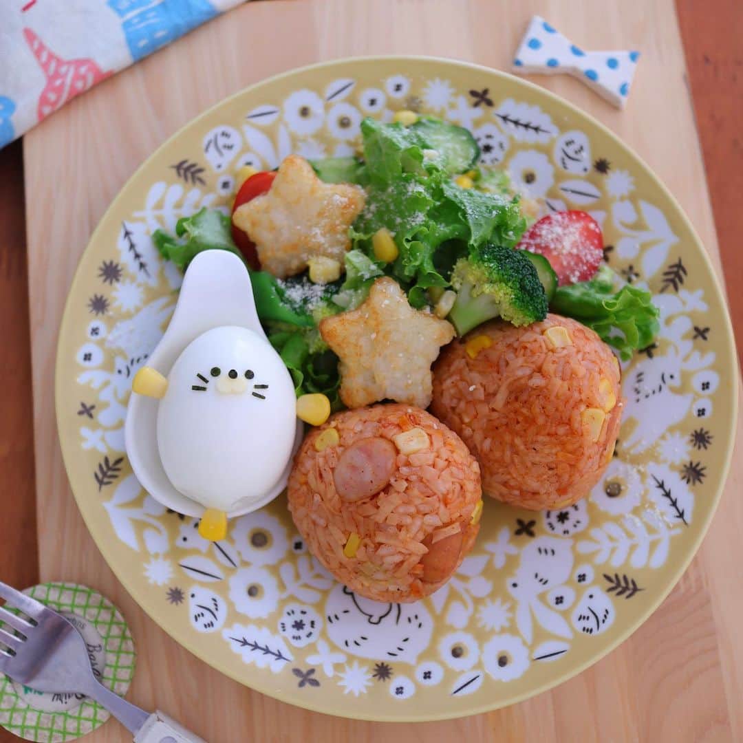 maki ogawaさんのインスタグラム写真 - (maki ogawaInstagram)「おはようございます。 先日作った 『チリトマトヌードルの炊き込みご飯』 のおにぎりランチです。 カップ麺を砕いて、お米(1合)と 炊き込むだけ。 今回はソーセージとコーンを加えてみました。  カップ麺➕お米1合を 水240mlで炊き込んでいます。 乾燥野菜を加えるとより罪悪感が 薄れそうですが、 もう少しお水の量の調整が必要かな。  自炊したことがなく、 コンビニのお弁当、 カップ麺から卒業するきっかけになればと 手軽で美味しく作れる 炊き込みご飯レシピを考え始めたのですが 私が楽しくていろいろ作ってます。  ヘルシーかどうかはさておき😅 炊飯器任せでOKなところもおすすめです。  #簡単レシピ #炊き込みご飯 #ごちそうおにぎり  #カップ麺アレンジ  #ラーメンアレンジレシピ  #お子さまランチ  #ランチプレート  #ワンプレートランチ  #キャラフード  #かわいいご飯  #炊飯器レシピ」3月27日 9時34分 - cuteobento