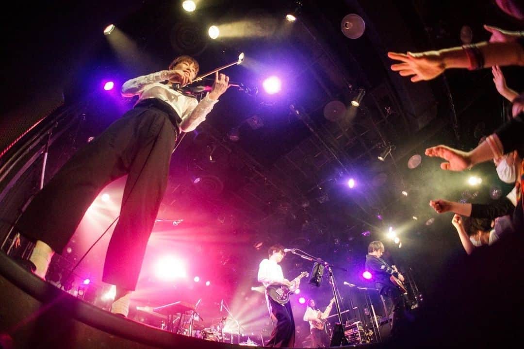 のインスタグラム：「BIGMAMA COMPLETE TOUR 広島クラブクアトロ  前半戦ファイナル 広島にまた新たな思い出が出来ました🔥 熱い声援をありがとうございました！！！  2枚目w おっそろしくキマッてますなぁ🤣  Final of the first half. Thank you for your passionate support, Hiroshima!  #BIGMAMA #BIGMAMACOMPLETE #広島 #広島クラブクアトロ #オラるバイオリン」