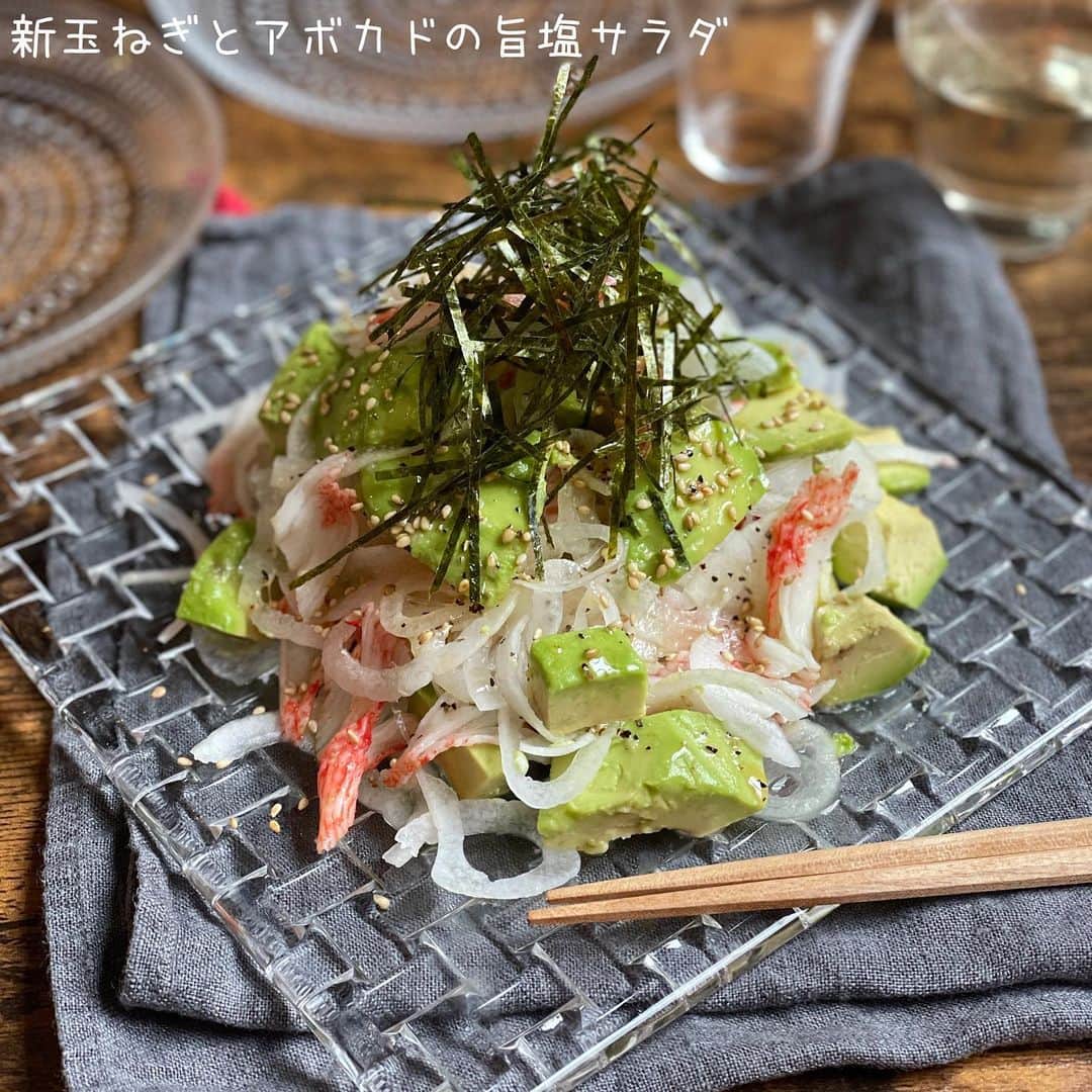 アルペンザルツ公式Instagramのインスタグラム：「レシピあり 「新玉ねぎとアボカドの旨塩サラダ」の作り方 * 新玉ねぎが美味しい！サラダレシピのご紹介❤︎ * 今回のレシピは、 @rietty1211 さんに作ってもらいました！ * ∴♔∴∴♔∴∴♔∴∴♔∴∴♔∴∴♔∴∴♔∴∴♔∴∴♔∴∴♔∴ 気軽にフォローして下さいね❤︎ いいねやコメントも励みになります！ 公式アカウント⇰〖 @alpensalz_jp 〗 ∴♔∴∴♔∴∴♔∴∴♔∴∴♔∴∴♔∴∴♔∴∴♔∴∴♔∴∴♔∴ * [りえさんからのワンポイント] 新玉ねぎの食感を活かすためにドレッシングで和えずに、食べる直前にかけるのがオススメです。 * ぜひ参考に作ってみてくださいね！ * * ∴♔∴∴♔∴ Ⓡ Ⓔ Ⓒ Ⓘ Ⓟ Ⓔ ∴♔∴∴♔∴ * 新玉ねぎ…1/2個 アボカド…1個 カニカマ…50g ごま油…大さじ1.5 酢…大さじ1 砂糖…小さじ1 ニンニクすりおろし…小さじ1/2 アルペンザルツ…小さじ1/2 ブラックペッパー…適量 いりごま…適量 刻みのり…適量 * 【作り方】 ①新玉ねぎを薄くスライスし水に晒しておく。 * ②ボウルにアルペンザルツ、酢、砂糖、ニンニクすりおろし、ブラックペッパー、ごま油を入れてよく混ぜてドレッシングを作る。 * ③新玉ねぎの水を切りキッチンペーパーで水気を良く拭き取る。アボカドは種を取り皮を剥き、食べやすいサイズに切る。カニカマは食べやすいサイズに割く。 * ④皿に新玉ねぎ、アボカド、カニカマを盛り付けたらドレッシングをかける。いりごまと刻みのりをかける。 * * #アルペンザルツ #塩 #美味しい塩 * #今日のごはん #手作りごはん #簡単レシピ #おかず #レシピ #食卓 #節約 #献立 #家庭料理 #節約生活 #自炊 #ランチ #家ごはん #時短レシピ #簡単レシピ #おいしい #料理 #美味しい #おうちごはん #手作り料理 #手料理 #料理好きな人と繋がりたい #塩レシピ #新玉ねぎ #サラダ」