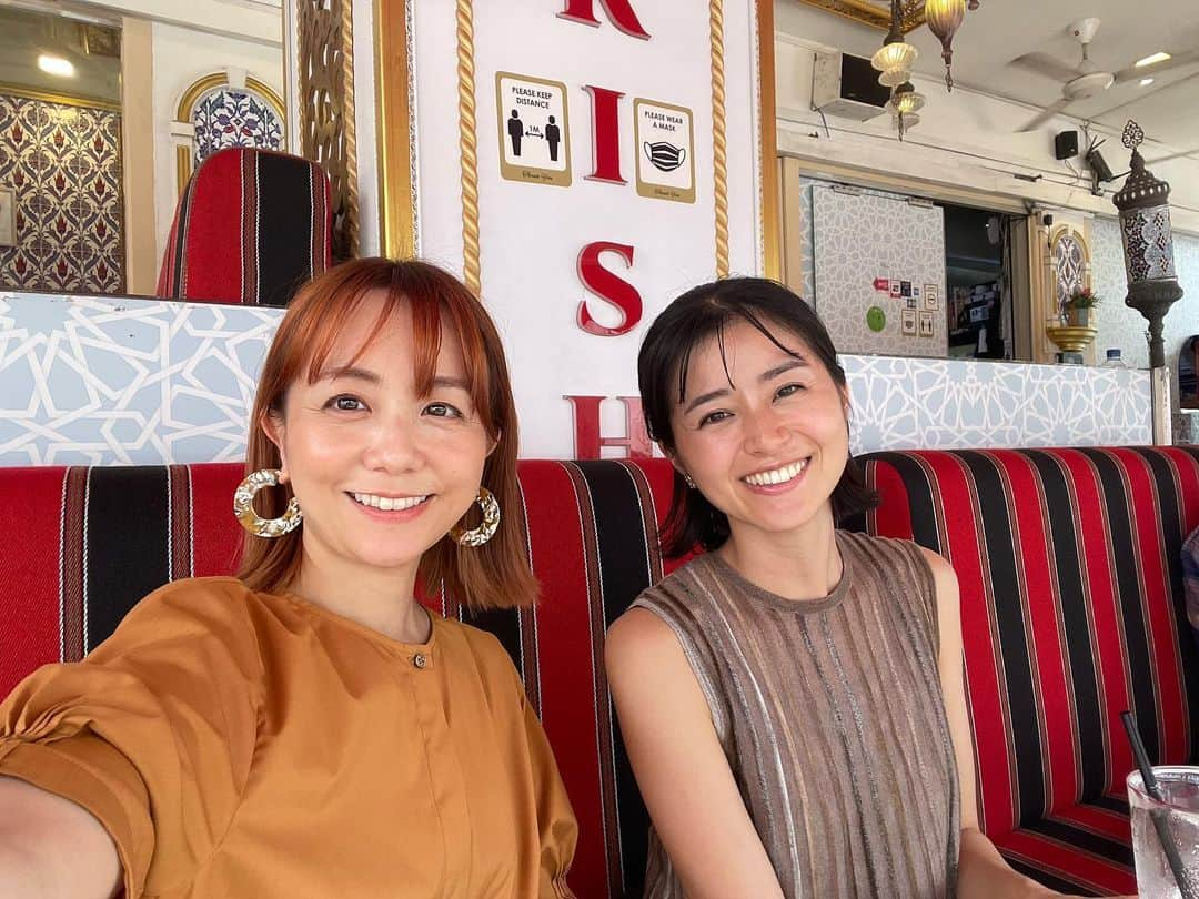 福田萌さんのインスタグラム写真 - (福田萌Instagram)「この前、鈴木ちなみちゃんと一緒にアラブストリートでランチしました🍴  ちなみちゃんのこの間公開されてたインタビューで「海外移住に帯同した私はすべて夫に紐付けされないと生活できなくて、夫の付属品と感じてしまって悲しくなった」ってお話はうなずきすぎて首がもげそうになりました。首もげ族になりました。  海外暮らしっていいこともハッピーなこともいっぱいあるけど、自己責任を感じる場面も多くて、もちろんこの選択をしたのは私なのだって強く思う時もあれば、気分が落ち込む時もあって。。  私は旧姓が福田って証明するものがなかったときに（日本の戸籍謄本は証明にならなかった）すごく落ち込みました。福田萌だって私なのに、私の人生じゃないって否定されてるみたいで。（その場面は弁護士さんの前で、私の旧姓は福田です。嘘をついてません、という文書にサインをする方法で乗り越えました。）  特に移住して最初の1年は慣れないことや初めての体験に直面するたび、いろんな気分の浮き沈みがあったな。。  3/21で移住から2年を迎えて、今ではその落ち込みは少なくなったかな？ ローカルに近くなったというか。 ローカルの人ばかりのコミュニティに入ったり、学校でも新しく来た違う国のママたちに頼りにされたり、旅行者から道を聞かれるようになったり、私からどっしりとしたローカルなオーラが漂いだしてるのかも知れない😆  ちなみちゃんはいつも明るくて素直でハッピーで、空みたいな爽やかな人で、お話しするたびに心が洗われます✨」3月27日 9時33分 - fukuda.moe