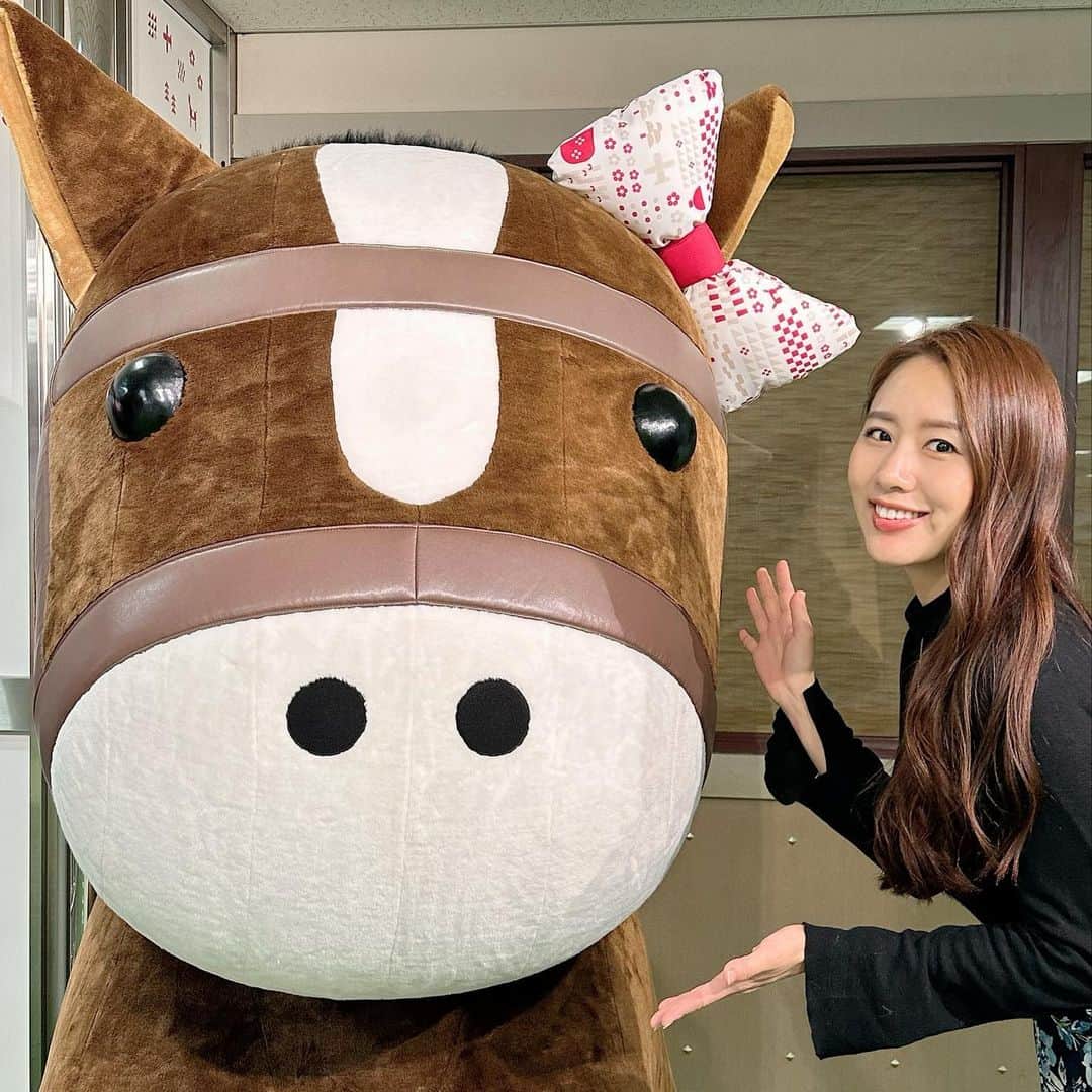 守永真彩のインスタグラム：「. . 昨日、日曜日は 中山競馬場に行っておりました。  UMAJOスポットに久しぶりに行って中山競馬場限定の「うまメロンパン」を購入。馬の顔の形をしている見た目も可愛いですし、中にはいちごのソースが入っていて、甘くてとっても美味しかったです🐴💓  まだまだ中山開催続きますし、中山競馬場に行かれた際にはぜひ食べてみてくださいね〜🥐  そして今年も道悪で行われた高松宮記念。馬場も荒れましたが馬券も荒れましたね💦  勝ったのは１２番人気のファストフォース。最後は激しい追い比べの末G1を掴み取りました🥇  団野大成騎手にとっても西村真幸調教師にとってもこれが嬉しい初G1制覇🌸 本当におめでとうございます。  ゴール直後の団野騎手のガッツポーズ、喜びが体全体から迸っていましたね。  今週は大阪杯！！！ 春のG1シリーズ、楽しみましょう〜☺️  #競馬 #中山競馬場 #umajo @umajo_jra」