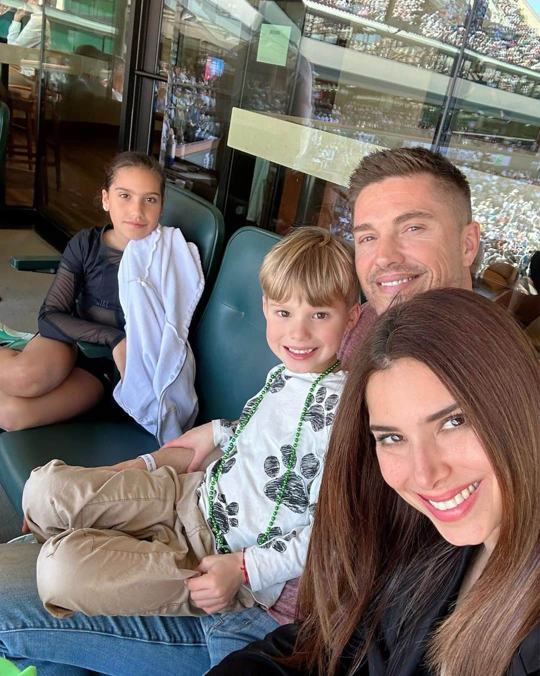 エリック・ウィンターのインスタグラム：「Photo dump from the desert 🏜️ @bnpparibasopen best chair umpire in the business by the way ❤️ can’t wait to go back! #indianwells #familytrip 🎾 @roselyn_sanchez @sebitennis」