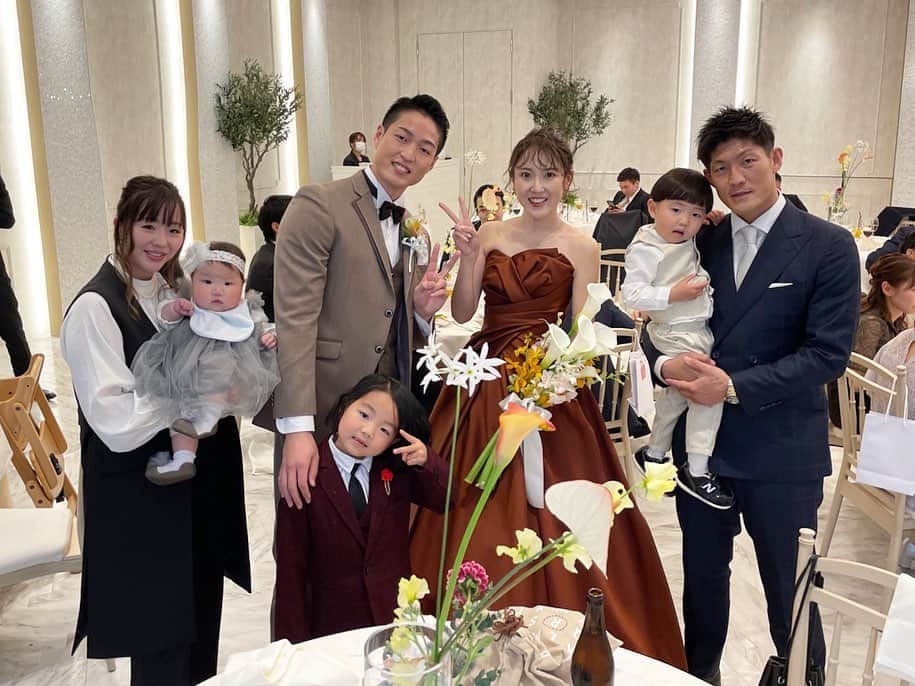 渡部太基のインスタグラム：「. 蓮旺の卒園式終わりにダッシュで弟の結婚式へ💒  職場の上司や仲間たちに恵まれて立派になりましたね👏  10個も下なのに身長は渡部3兄弟で1番でかい😲（俺が1番チビ…） 兎にも角にも、結婚おめでとう🤵‍♂️👰‍♀️㊗️ 嫁さんを大切に、いつまでも2人仲良くお幸せに🫶 #結婚式」