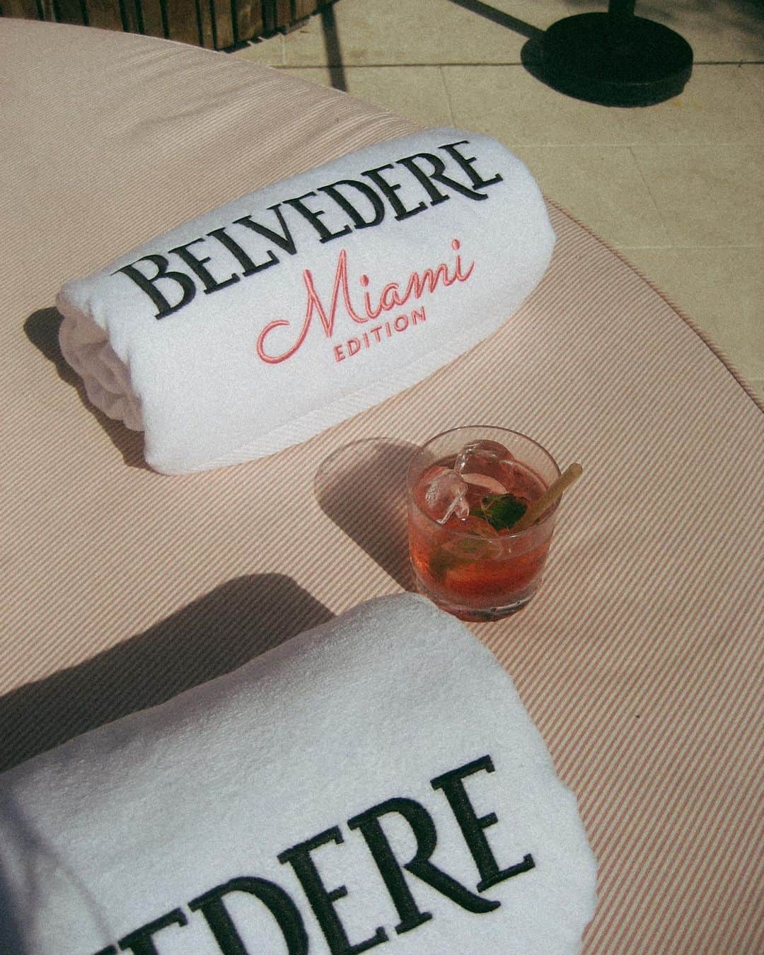 セリーヌ・ファラクさんのインスタグラム写真 - (セリーヌ・ファラクInstagram)「A pink take for the Miami Edition @BelvedereVodka bottle for a girl who loves her pink and vodka. Truly enjoyed my day celebrating their launch in my city 🤍 !  #AD」3月27日 9時44分 - celinefarach