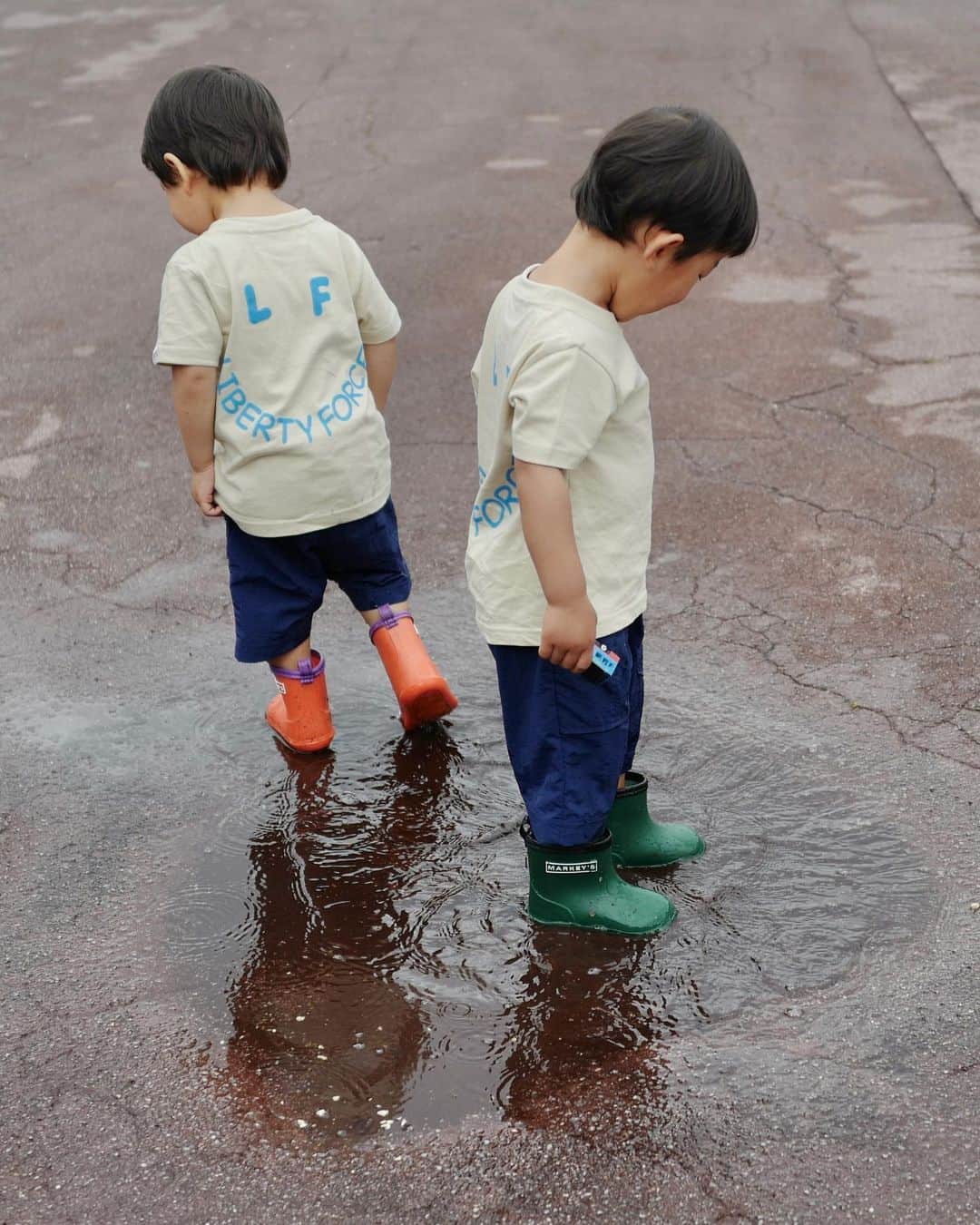 武智志穂さんのインスタグラム写真 - (武智志穂Instagram)「1週間ぶりに沖縄に帰ってきたら、季節が変わって夏になってた🏝 湿気もむ〜〜〜ん。  …なんですが、ここ数日はお天気がいまいち。 しか〜し我が家の双子はそんなのお構いなし。 水たまりを見つけると、すかさずドボン！ ぴょんぴょん、バシャバシャ💦 気がつけば長靴の中にまで水たまりが。笑 帰りの車の中は裸ん坊パターン👦🏻👦🏻  いつだって子供たちのピュアな好奇心と冒険心を大切にできる親でありたいものです。  （↑この為には心に余裕が必要😂 ＝自分を後回しにせずに大切にしてあげること。 イライラガミガミ母ちゃんになってたら、心が疲れているサイン。 そんな時は頑張るのを一旦全部やめて、自分を甘やかす！）  #えいけんdiary #けんけんの悪い笑顔 #ウタマロが手放せない毎日 #どんどん汚しなさい #汚れた服や靴を洗うことに幸せを感じる日が来るとはね #元気が1番」3月27日 9時51分 - shiho_takechi