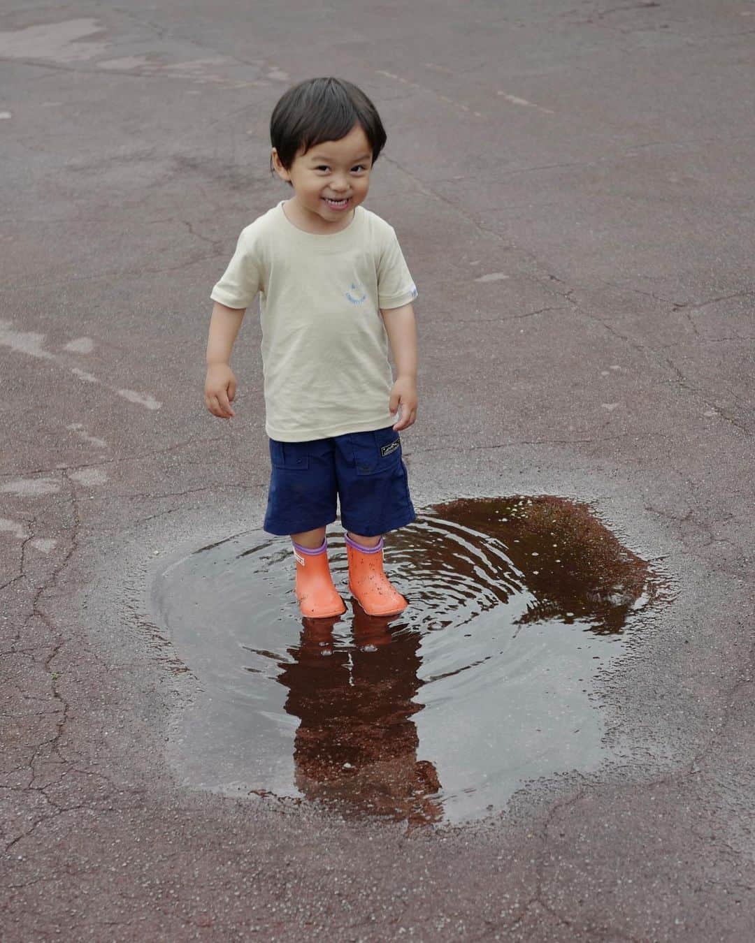 武智志穂さんのインスタグラム写真 - (武智志穂Instagram)「1週間ぶりに沖縄に帰ってきたら、季節が変わって夏になってた🏝 湿気もむ〜〜〜ん。  …なんですが、ここ数日はお天気がいまいち。 しか〜し我が家の双子はそんなのお構いなし。 水たまりを見つけると、すかさずドボン！ ぴょんぴょん、バシャバシャ💦 気がつけば長靴の中にまで水たまりが。笑 帰りの車の中は裸ん坊パターン👦🏻👦🏻  いつだって子供たちのピュアな好奇心と冒険心を大切にできる親でありたいものです。  （↑この為には心に余裕が必要😂 ＝自分を後回しにせずに大切にしてあげること。 イライラガミガミ母ちゃんになってたら、心が疲れているサイン。 そんな時は頑張るのを一旦全部やめて、自分を甘やかす！）  #えいけんdiary #けんけんの悪い笑顔 #ウタマロが手放せない毎日 #どんどん汚しなさい #汚れた服や靴を洗うことに幸せを感じる日が来るとはね #元気が1番」3月27日 9時51分 - shiho_takechi