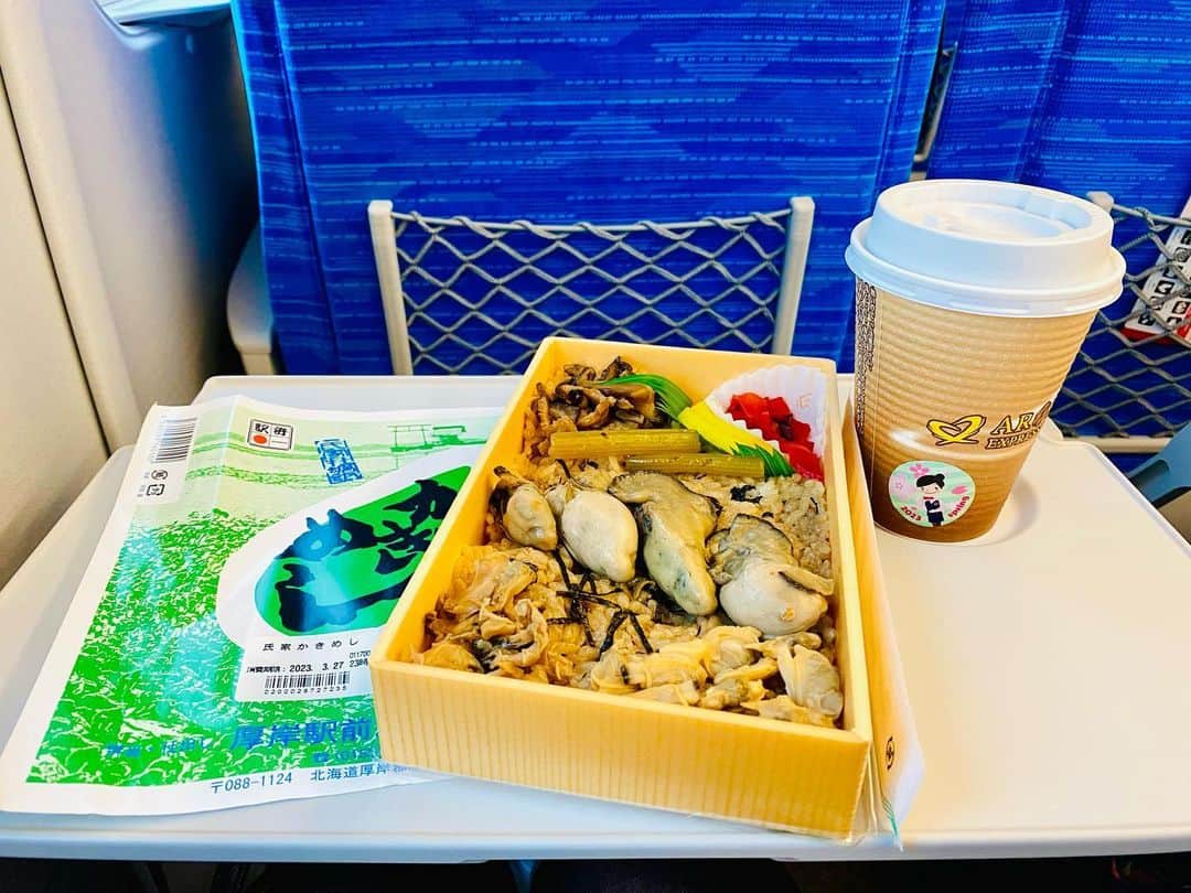 のインスタグラム：「✨新幹線に乗って🚄✨  「かきめし」 ご馳走様でした😋🍽 新幹線大好き💖  そして 隣り合わせた親子連れの方と仲良くなり、楽しい時間過ごせました((o(｡>ω<｡)o))💗  幸せいっぱいで旅行がスタートです🚅💨  感謝✨🙏😊🙏✨  ✨✨✨✨✨✨✨✨✨✨✨✨✨✨✨✨  ✨Get on the Shinkansen🚄✨  "Kakimeshi" Thank you for the meal 😋🍽 I love Shinkansen💖  And we became friends with the parents next to us and had a great time ((o(｡>ω<｡)o))💗  The trip starts with a lot of happiness 🚅💨  Thanks ✨🙏😊🙏✨  ✨✨✨✨✨✨✨✨✨✨✨✨✨✨✨✨   #旅行好きな人と繋がりたい  #新幹線のぞみ  #お弁当  #新大阪  #東京  #神戸  #姫路城 #美  #生きる意味 #sexy #セクシー系 #ジム女子 #美肌ケア #写真好きな人と繋がりたい #女優好きな人と繋がりたい #美意識人と繋がりたい #幸福 #happy #東京 #tokyo #日本 #japan  #美魔女モデル #actress #followforfollowback #ポートレート女子 #loveyou #仲間募集  #空が好きな人と繋がりたい」