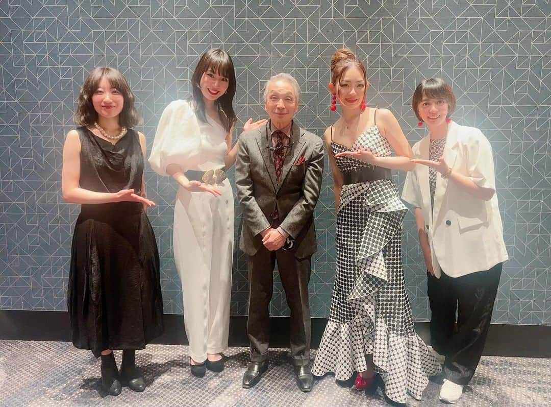 宮本美季のインスタグラム：「昨日は富士スピードウェイホテルにて、堺正章さん主催のクラッシックカーイベントSuper Museumの記念すべき第1回目が行われ、我らガールズバンドがパーティーのラストのパフォーマンスを務めさせていただきました😆芸術品のようなクラッシックカー20台が集まる様子はまさに壮観でした😳　うっとりするようなその車達は、並々ならぬ努力と情熱によって後世に継がれていくのだなぁ、としみじみ実感。素敵な機会に感謝です。  今回のガールズテーマはBlack & White😏 4月18日のコットクラブ，お待ちしておりまーす！  #女子ジャズバンド #supermuseum」