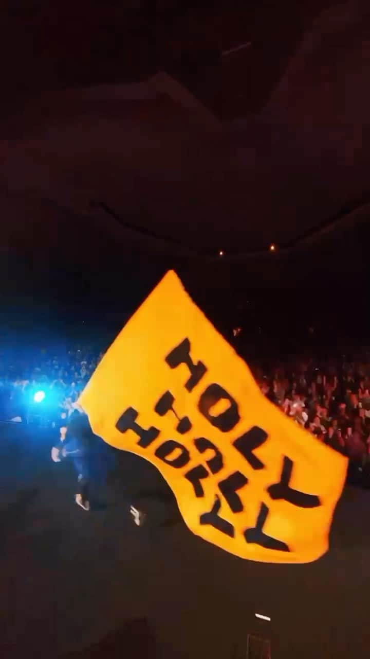 カリ・ジョブのインスタグラム：「Was so incredibly moved during Revelation Song and so I picked up @martinsmithtv flag and started sprinting 😭😭🙌🏼🙌🏼 one of the most precious moments of my life. HE IS HOLY 🙌🏼😭🙌🏼😭」