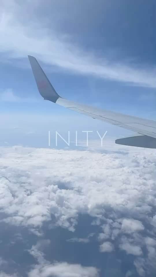 initygel_officialのインスタグラム：「🫧INITY研修旅行 in Okinawa🫧  先日弊社HBAZ講師陣(INITY TOY’s lem. flicka KITTY Irie) で、ブランド立ち上げ以来初めての研修旅行へ行ってきました✨  2016年にブランド立ち上げ、そこからコツコツと先生方、そしてご使用してくださるネイルサロン様、ネイリスト様と共に歩んできました。 そして今回コロナも落ち着きつつあるこのタイミングでやっと先生方を沖縄へご招待することができました☺️  INITYは今後、誰でも思い立ったらすぐに学べるシステムをオンラインでなんとかできないか？進めている最中です✨ 学んでもらって、いつかは先生になる願望のある方はINITYの先生になって頂き、もっともっとINITYの良さを全世界に発信できるブランド、集団に一緒になれたらいいな✨と思ってます☺️  INITYという言葉はジャマイカのパトワ語で  仲間  という意味です。  INITYそしえHBAZ商品を使ってくださってるサロン様はお客様であり、仲間だと思ってます🥺  皆様今後ともよろしくお願い申し上げます🙇‍♂️  今回marblissnail yui先生が素敵な旅リールにしてくださったのでよかったら皆様みてくださいませ🥺 @marblissnail   #initygel #okinawa #okinawatrip」