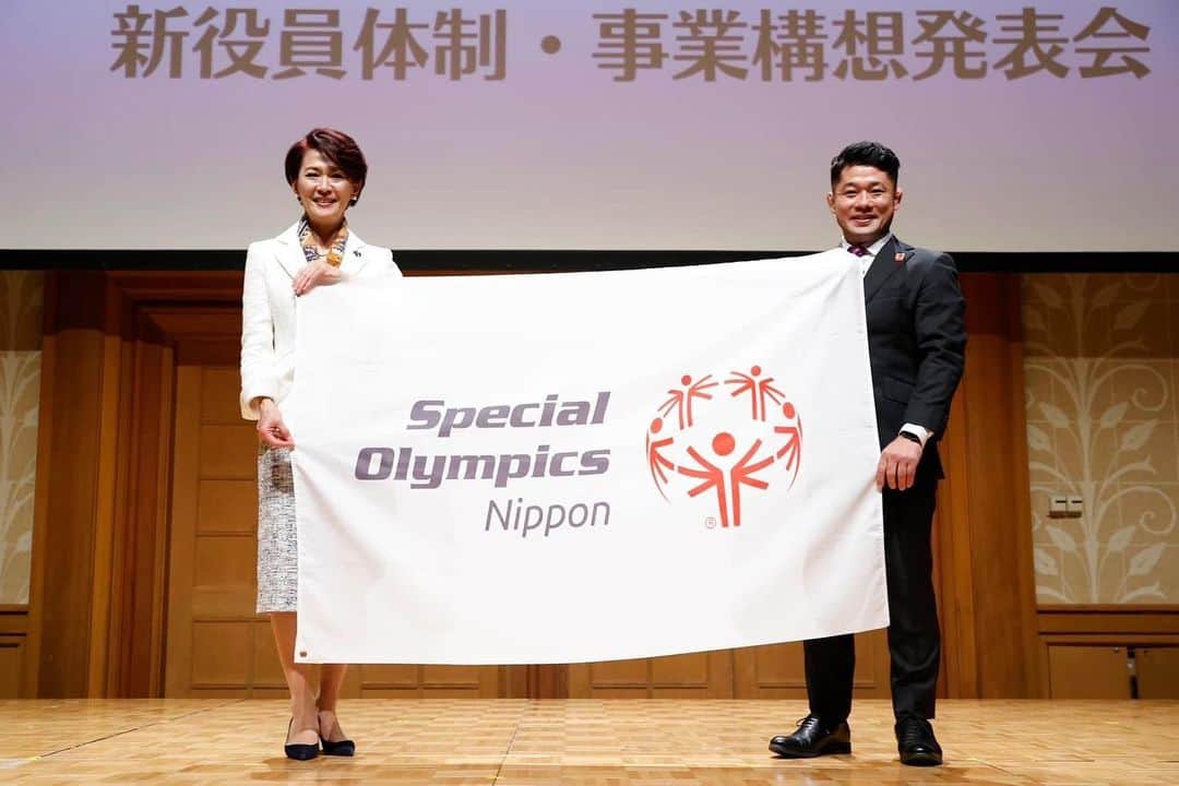 有森裕子のインスタグラム：「昨日、 新年度を迎えるにあたり、「スペシャルオリンピックス、日本設立30周年記念、新役員体制及び事業構想発表会」を開催いたしました。  開催にあたり、 全都道府県からの地区組織の皆様、パートナー企業、協力支援企業の皆様、スポーツ庁はじめ団体、行政の皆様… 200名以上の皆様に、足元の悪い中、お集まりいただきました！  平岡拓晃新理事長、 新役員の皆様。 更なる、SONステップアップに向けて揃いました。 これから、よりスポーツを軸とし、いろいろな方面から ソーシャルインクルージョンな社会の実現をしっかりと形にすべく、思いをひとつに 共に歩んでくださる方々と 前進してゆきたいと思っております！  今後とも引き続き どうぞよろしくお願いいたします！  私、有森裕子は、今までの長きにわたる経験をしっかりと次につなげるべく「ユニファイドスポーツアンバサダー」として、SONの社会的意義や理念を、共に歩む仲間を繋げ広げてゆきながら活動をしてゆきたいと思います！ 今後ともよろしくお願いいたします。  #SON #bewithall  #ユニファイドスポーツ  #平岡拓晃 #SOI」