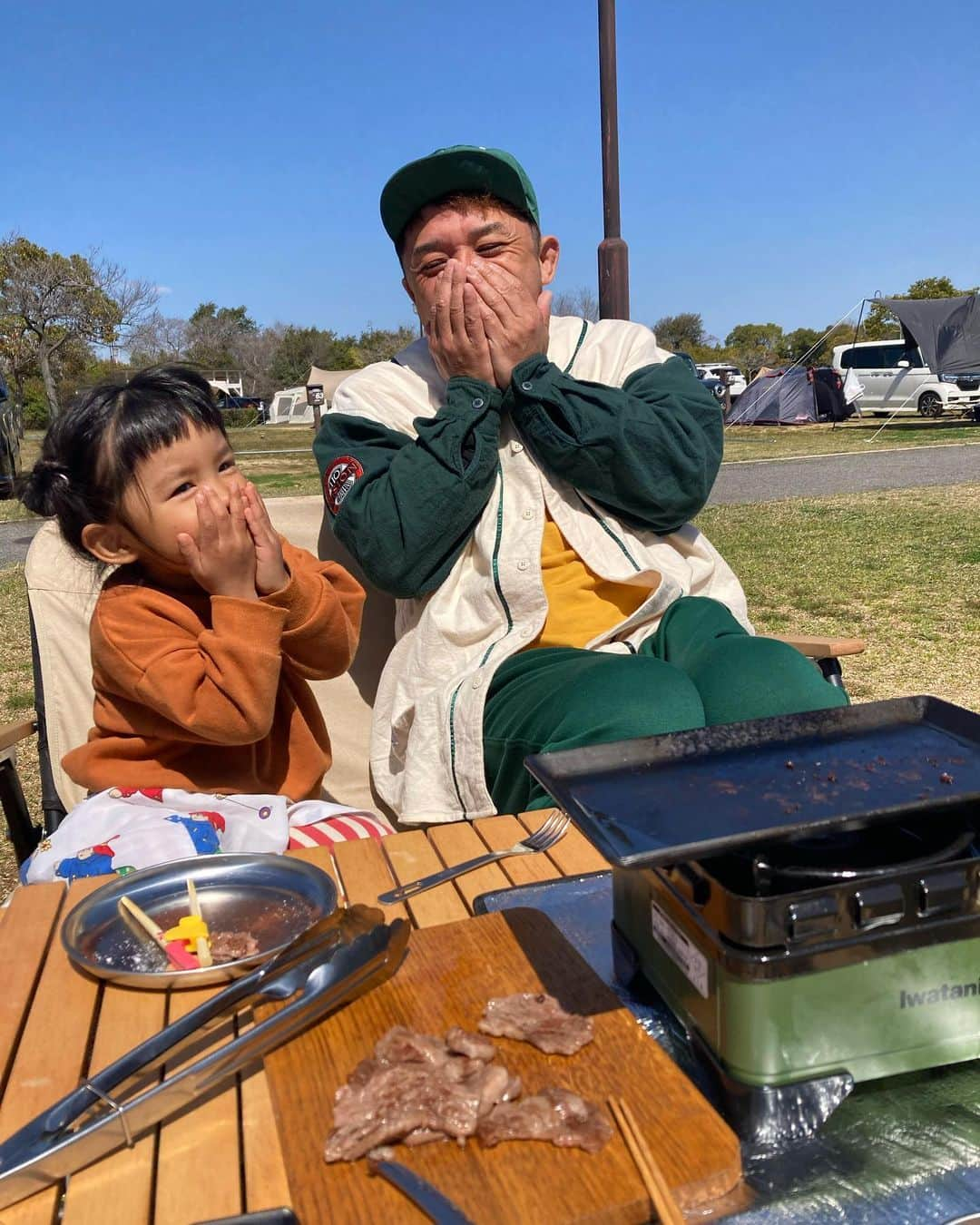 グッピーこずえのインスタグラム：「お外で、お肉焼いた時の2人🥩 ビタクラフトのソロ用のスーパー鉄板でちょい焼き。本当はお肉焼く予定は無かったけど、保育園の連絡帳に先生が、「ツキ、明日キャンプ行くからお買い物行かなあかんねんと言っていました。キャンプには、お肉とウインナーととうもろこしとマシュマロが必須だそうです☺️」と書いてあったので、そら買ったらんと！焼いたらんと！ってなりました😂 そしたら2人ともこの表情だったので先生ありがとうってなりました😆 この鉄板布のケースついてるんやけど、布のケースに入れる前に紙で包んだ方がいいなと思ってた時に娘の七五三の千歳飴の紙の袋がいい感じだったのでそれに入れてから布のケースに入れてますが内緒にしてます😊  #ファミキャン  #子連れキャンプ　#ママキャンパー　#ベビキャン　#iwatani  #タフまるjr  #ビタクラフト」