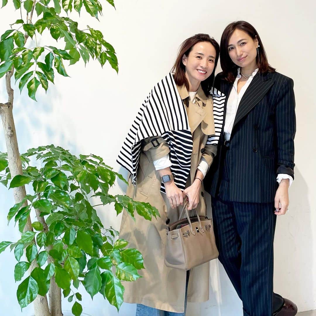 秋定麻紀子のインスタグラム：「@seikokumagai とランチからの エナソルーナの展示会へ。 @enasoluna_official   真由美ちゃんは ここ10年以上お仕事でお世話になっています。 SALONby peach Johnのカバーには何度もオファーさせて頂きました。  私の中で1番人間らしいモデルさんなんです。 モデルさんて完璧なイメージを持たれる方が多い。 その中で真由美ちゃんは スタイルと美しさの中にする暖かさがある。  それは「人柄」が内から出ているんだと思うんです。  一目見る力強さの中に 数十秒後には柔らかく感じる魅力。 そんな印象が自分が手掛けていたブランドには必要だし、理想だなと思っていました。  まさに等身大。 もちろんこんな完璧なスタイルと美は細胞から総入れ替えしないと近づけないけど（笑）  そんな魅力が年々増している素晴らしいモデルさんです。  オーダーした可愛いアクセサリーが届くのが待ち遠しいです。  #enasoluna #エナソルーナ  #アクセサリー #パールアクセサリー」