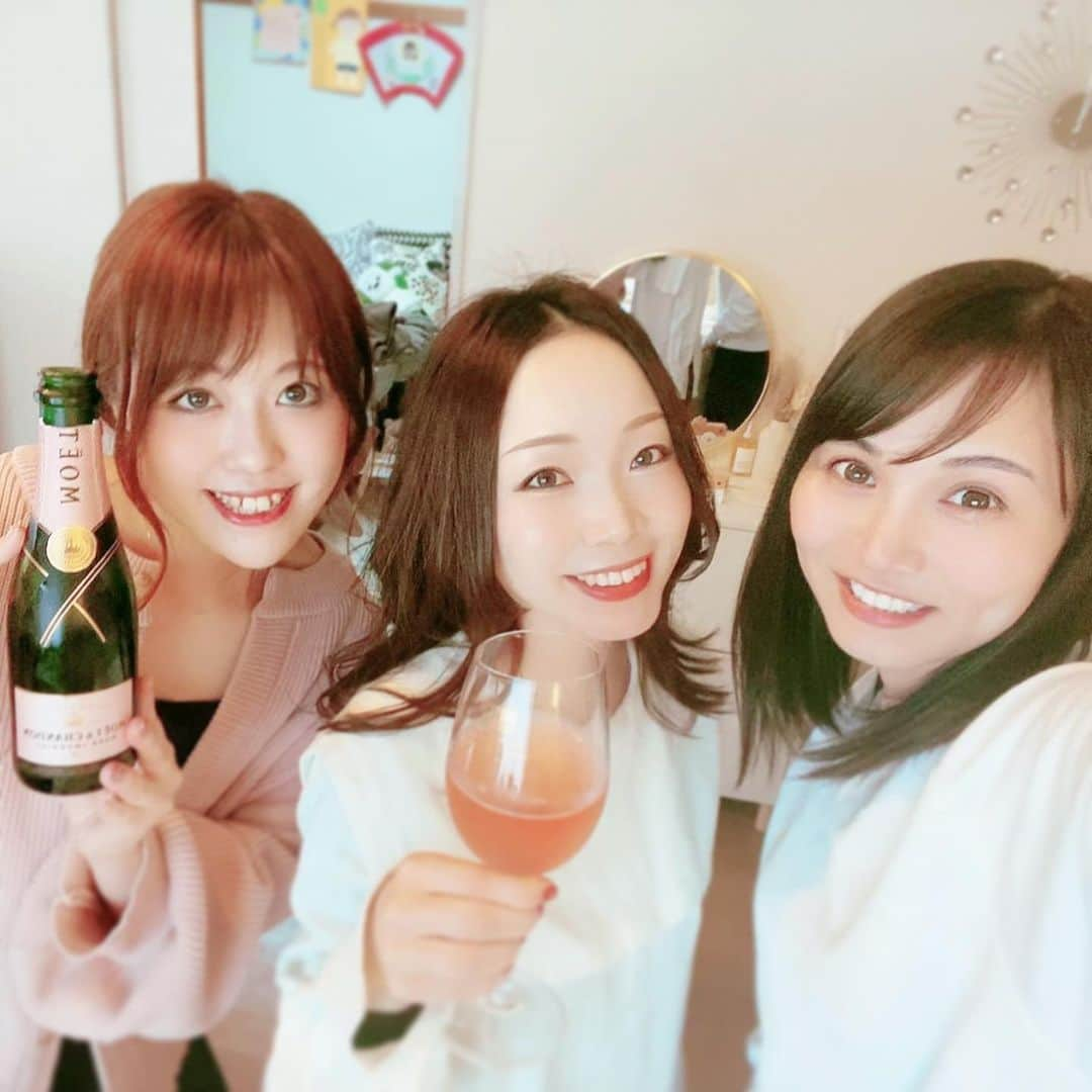 mariomi324さんのインスタグラム写真 - (mariomi324Instagram)「2回もお祝いしてくれてありがとう🥰 🍾🥂🎁💕 だいすきよー♥️♥️♥️ ⭐︎ ケーキより酒のが喜ぶと思ってとか言われた😂 よく分かってる😜 ✳︎ ✳︎ ✳︎ ✳︎ #女子会 #子供もみんな女の子  #girlstalk #ガールズトーク いつの間にか#ママ会  #ママトーク はしてないw #酒好き #シャンパン #モエシャンドン」3月27日 10時26分 - mario_ym324