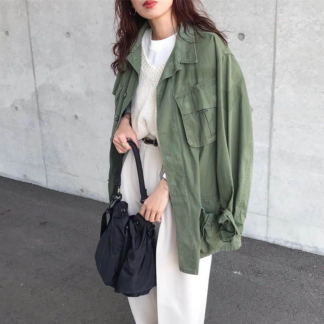 のインスタグラム：「ホワイトワントーンコーデに、古着のジャングルファティーグジャケット🌸  重ね着してるのは、これも　@canaljean の店舗で一目惚れしたニットベスト♡ 生地がふわふわで肌触りいいから、インナーはキャミだけでもいけそう🙆‍♀️ いっぱい着よう💕 またまたuniqlouの7部袖合わせ😂❤️  pantsは、　@clotho.003 のダブルタックパンツ👖 パンツだけでも普段に着れるけど、卒業入学式用にセットアップで購入してくださる方が多くて、到着した方から生地、シルエットがめちゃくちゃ良い❣️と、好評で嬉しい😭❤️ ありがとうございます✨ 結構長時間座ってても、シワになりにくい素材で綺麗めにもカジュアルにもたくさん使える素材に拘って作ったから伝わって嬉しい🥲💓  bagは、　@nugu_klee のnew✨ 2wayナイロンストリングバッグ👜 手持ちもショルダーも使えて、たくさん荷物入れても重たくなくて使いやすい💓 これもカーキとブラックで悩んでる方多いみたいで、、私はカーキのバッグばっかりなのでブラックをセレクトしたけど、きっとカーキも可愛いと思います🥰👍  @nugu_klee の全商品20%offのSpotlight SALEは、本日16:59までです❣️ . . . . outer#vintage vest#canaljean tops#uniqlou pant @clotho.003  belt#auralee bag @nugu_klee  shoes#adidas#adidassamba  . . . . #古着コーデ#古着女子#ジャングルファティーグジャケット #ミリタリー ジャケット#ニットベスト#クルーネックtシャツ7分袖 #白パンツ#ショルダーバッグコーデ#ストリングバッグ#パーマヘア#uniqlo#ユニクロ#uniqloコーデ #tbt#ootd#instafashion#outfit#ママコーデ#古着好きな人と繋がりたい」
