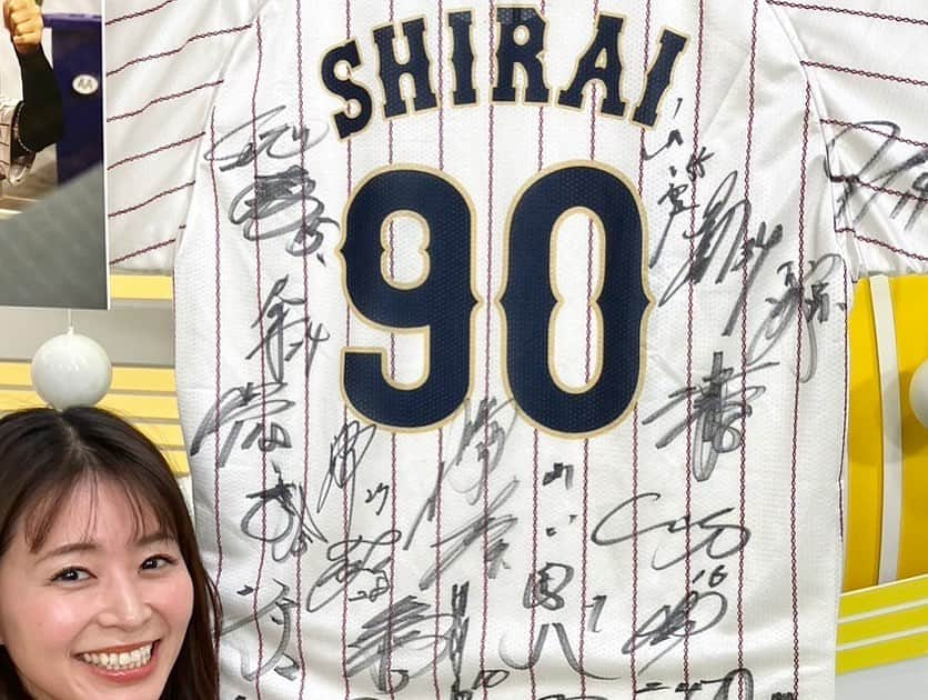 大家彩香さんのインスタグラム写真 - (大家彩香Instagram)「侍ジャパン、白井一幸ヘッドコーチが 札幌に帰って来て下さいましたー💕 久しぶりにスタジオ生出演です♥️  今日の番組は、白井さんおめでとうスペシャル🎉  オンエア後には、スタッフ•キャスターみんなでセレモニーを行いました🌸  そして、全選手のサイン入りユニフォーム、さらには、金メダルまで見せてくださり😂  メダルを持つ手は震えていました🥺❤️  いつも以上に、キラキラ かっこいい白井さんでした😊♥️  #世界一 #白井一幸さん #stv #どさんこワイド朝 #大家彩香 #侍ジャパン #ヘッドコーチ #WBC #おかえりなさい #おめでとうございます #セレモニー #お祝い #金メダル」3月27日 10時20分 - ayaka_oie_official