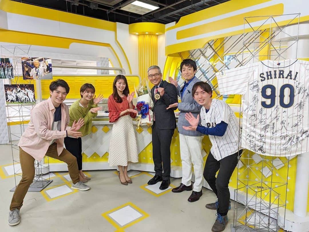 大家彩香さんのインスタグラム写真 - (大家彩香Instagram)「侍ジャパン、白井一幸ヘッドコーチが 札幌に帰って来て下さいましたー💕 久しぶりにスタジオ生出演です♥️  今日の番組は、白井さんおめでとうスペシャル🎉  オンエア後には、スタッフ•キャスターみんなでセレモニーを行いました🌸  そして、全選手のサイン入りユニフォーム、さらには、金メダルまで見せてくださり😂  メダルを持つ手は震えていました🥺❤️  いつも以上に、キラキラ かっこいい白井さんでした😊♥️  #世界一 #白井一幸さん #stv #どさんこワイド朝 #大家彩香 #侍ジャパン #ヘッドコーチ #WBC #おかえりなさい #おめでとうございます #セレモニー #お祝い #金メダル」3月27日 10時20分 - ayaka_oie_official