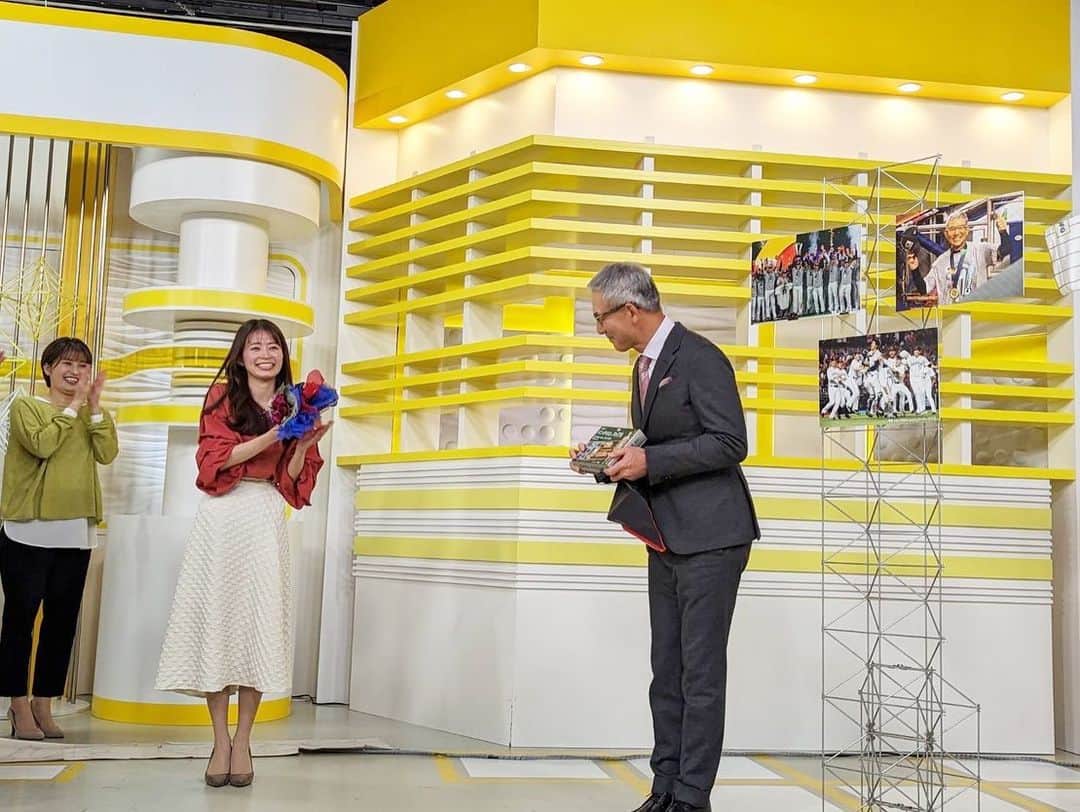 大家彩香さんのインスタグラム写真 - (大家彩香Instagram)「侍ジャパン、白井一幸ヘッドコーチが 札幌に帰って来て下さいましたー💕 久しぶりにスタジオ生出演です♥️  今日の番組は、白井さんおめでとうスペシャル🎉  オンエア後には、スタッフ•キャスターみんなでセレモニーを行いました🌸  そして、全選手のサイン入りユニフォーム、さらには、金メダルまで見せてくださり😂  メダルを持つ手は震えていました🥺❤️  いつも以上に、キラキラ かっこいい白井さんでした😊♥️  #世界一 #白井一幸さん #stv #どさんこワイド朝 #大家彩香 #侍ジャパン #ヘッドコーチ #WBC #おかえりなさい #おめでとうございます #セレモニー #お祝い #金メダル」3月27日 10時20分 - ayaka_oie_official