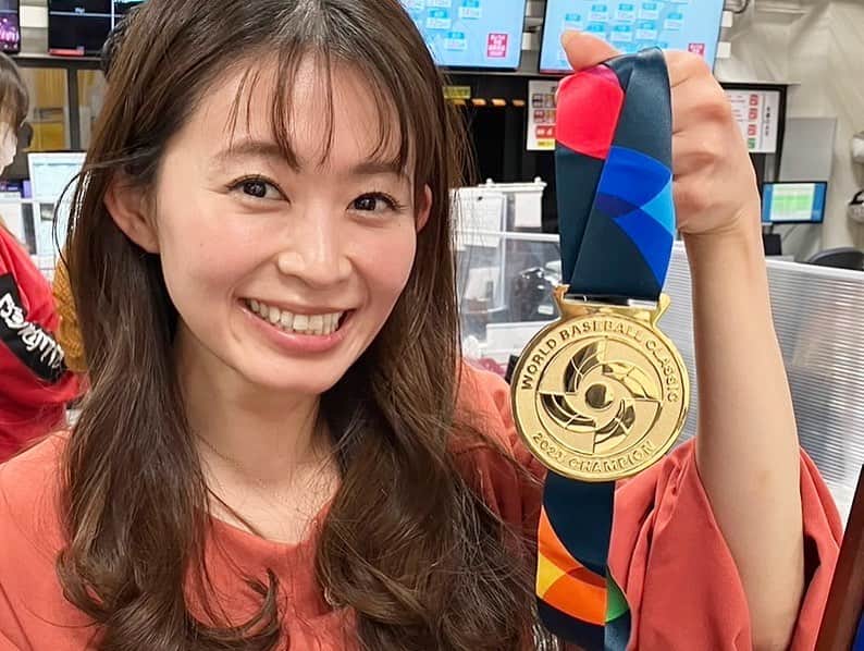 大家彩香さんのインスタグラム写真 - (大家彩香Instagram)「侍ジャパン、白井一幸ヘッドコーチが 札幌に帰って来て下さいましたー💕 久しぶりにスタジオ生出演です♥️  今日の番組は、白井さんおめでとうスペシャル🎉  オンエア後には、スタッフ•キャスターみんなでセレモニーを行いました🌸  そして、全選手のサイン入りユニフォーム、さらには、金メダルまで見せてくださり😂  メダルを持つ手は震えていました🥺❤️  いつも以上に、キラキラ かっこいい白井さんでした😊♥️  #世界一 #白井一幸さん #stv #どさんこワイド朝 #大家彩香 #侍ジャパン #ヘッドコーチ #WBC #おかえりなさい #おめでとうございます #セレモニー #お祝い #金メダル」3月27日 10時20分 - ayaka_oie_official