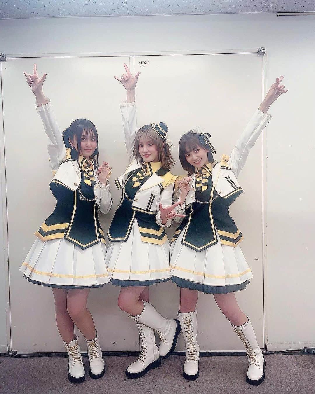 湯浅かえでさんのインスタグラム写真 - (湯浅かえでInstagram)「「Extreme Hearts × Hyper × Stage」 楽しかったー！！！！ 衣装かわいいでしょ〜🥺🐝 May-Beeはピンチをチャンスに変えちゃうチームだなぁと改めて思いました💛 舞台袖でみんなの声が聞こえたので何があっても楽しめるなって、大地さん阿部さんとうるうるしながらニコニコしてました🥹 ありがとうございました！！ またね！！！！絶対！！！！！  #エクハ #ExH #エクストリームハーツ #MayBee #大地葉 さん #阿部里果 さん」3月27日 10時29分 - kaede_yuasa