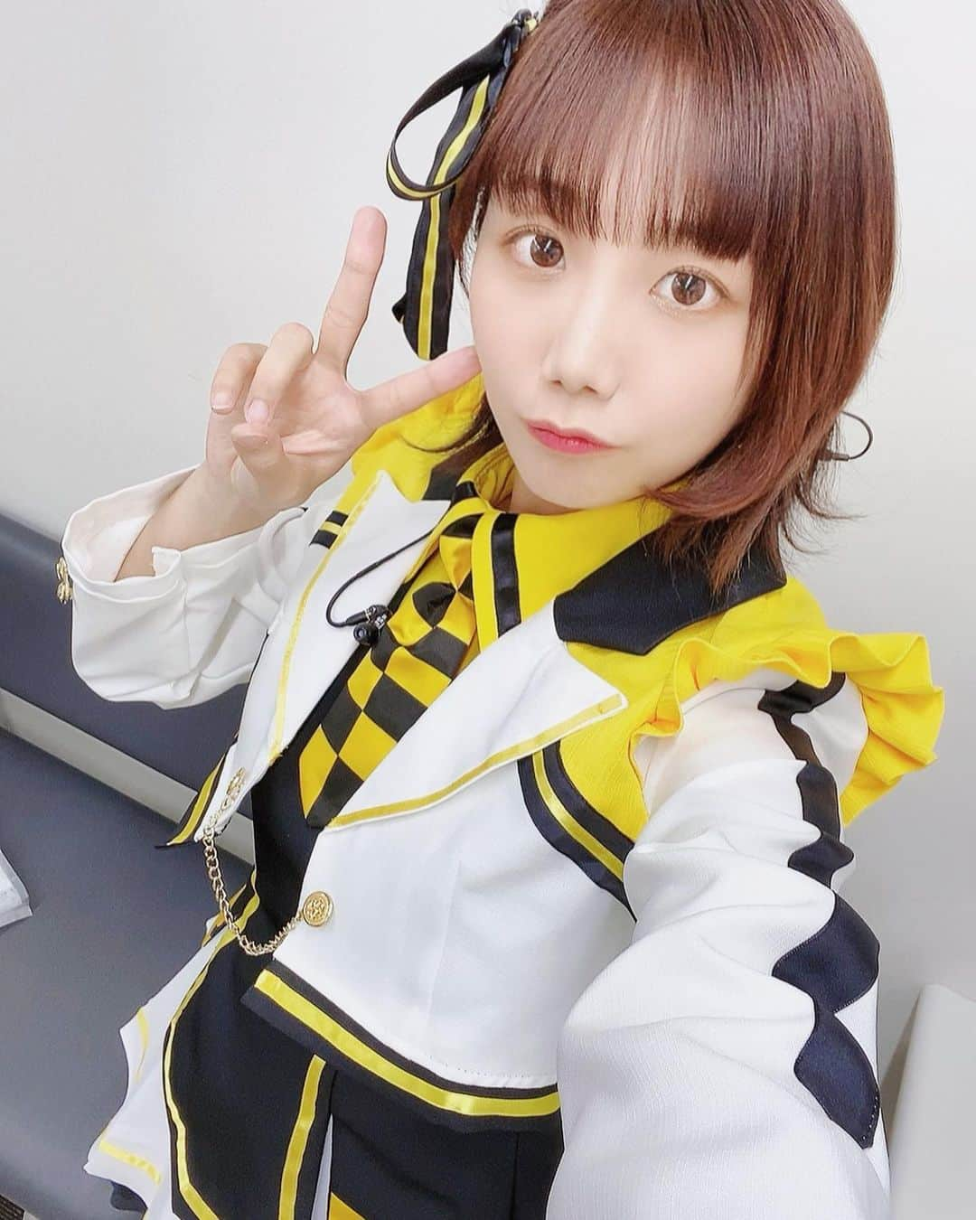 湯浅かえでのインスタグラム：「「Extreme Hearts × Hyper × Stage」 楽しかったー！！！！ 衣装かわいいでしょ〜🥺🐝 May-Beeはピンチをチャンスに変えちゃうチームだなぁと改めて思いました💛 舞台袖でみんなの声が聞こえたので何があっても楽しめるなって、大地さん阿部さんとうるうるしながらニコニコしてました🥹 ありがとうございました！！ またね！！！！絶対！！！！！  #エクハ #ExH #エクストリームハーツ #MayBee #大地葉 さん #阿部里果 さん」