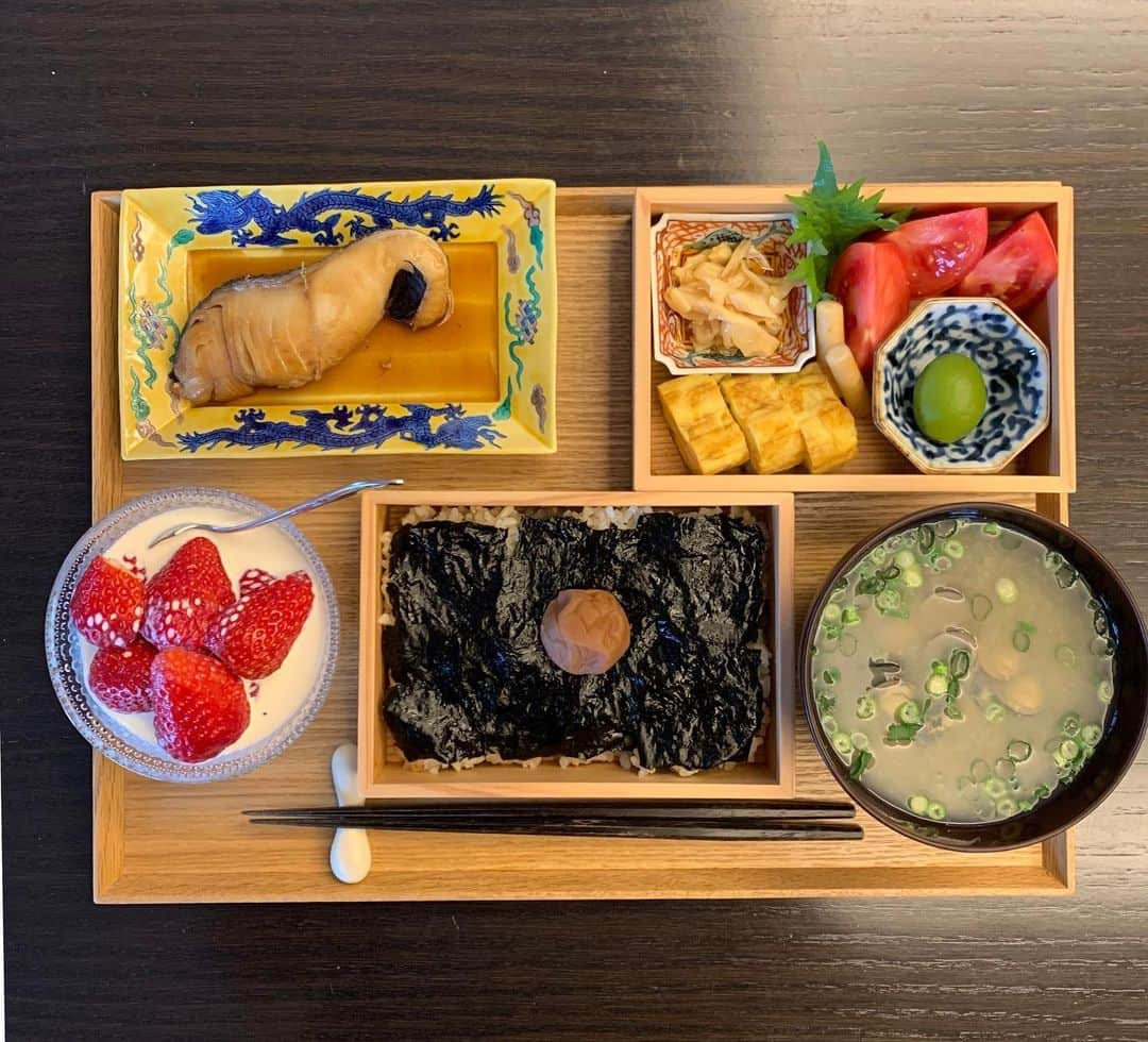 祐真朋樹さんのインスタグラム写真 - (祐真朋樹Instagram)「家でのり弁！（二重）  #朝ご飯 #祐ご飯 #利ご飯 #のり弁 #イチゴ好き #完食」3月27日 10時30分 - stsukezane