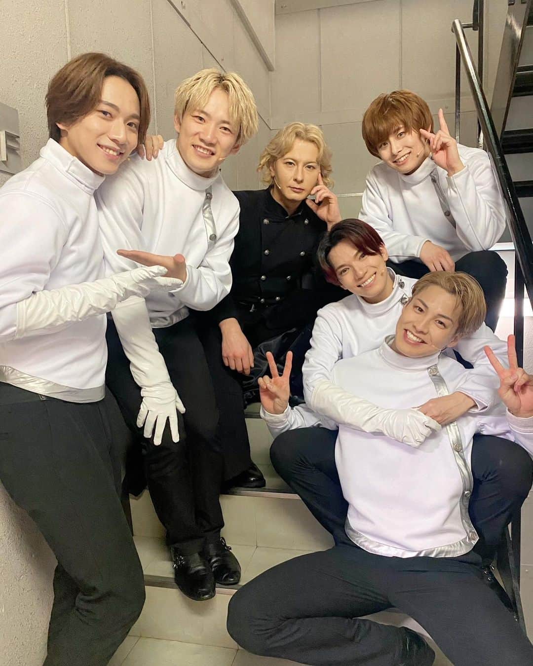 のインスタグラム：「ミュージカル『フィーダシュタント』 無事に全公演終了致しました！！ ご観劇頂きました皆様、ありがとうございました！！🤺⚔️  いかがでしたでしょうか？ 自分の隣にいる人、周りにいる人、大切にしなければ。とマグナス達に改めて教えられました。 様々な人がいますが、皆同じように皮膚の下には血が流れ『生きている』。 優しい気持ち、優しさの輪が少しでも広がりますように。 そんな想いで全力で届けたつもりです。 まだまだ精進します！！  そして、、、  僕は、 このカンパニーがほんっとうに大好きです。 こんなに素敵なメンバーと出会い、切磋琢磨できた僕は恵まれてます。。。運が良すぎます。。。 正直自分でもビックリするくらいのスピードで、みんなの素敵さに惹かれ、大好きになりました！！ 役者としてはもちろん、人として、男として！！ また絶対一緒にお芝居できるように頑張ります。  こまめに飲もうねーって約束したんで、 そこは友達としてこれからも付き合っていきます🤣笑 レイさん、カオル君、ヨージロー君、シオン、翔平！！ 最高だー！！！  #フィーダシュタント #愛してるぜ」