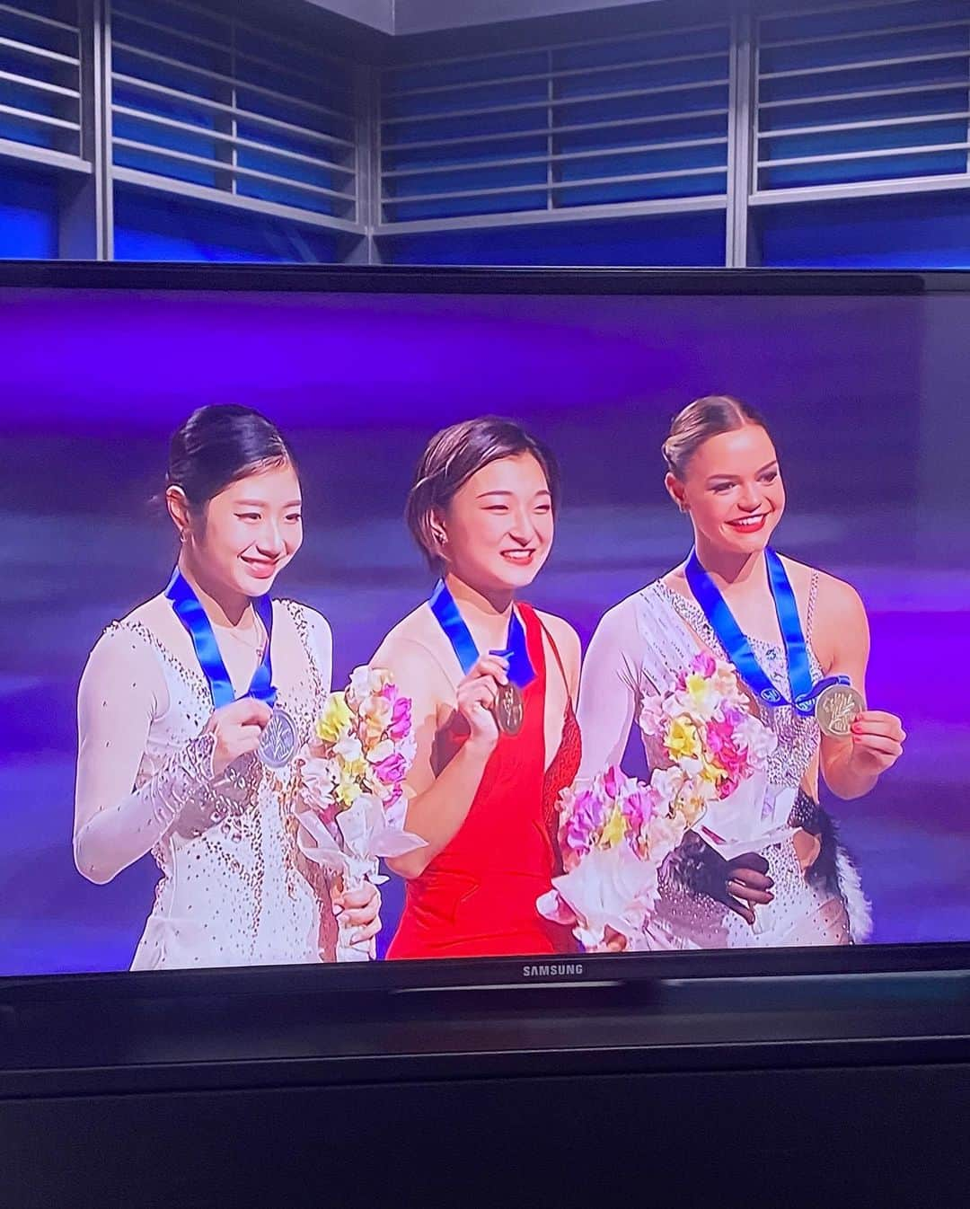 イ・ホジュンさんのインスタグラム写真 - (イ・ホジュンInstagram)「한국 피겨 새로운 역사의 순간🇰🇷⛸️🥳  이해인🥈, 차준환🥈 무려 세계선수권 대회에서 동반 은메달이라니ㅠㅠ  우리 선수들, 그리고 SBS 피겨팀 밤샘 중계도 정말 많았는데 모두 고생 많으셨습니다 :) 선수들 결과가 좋아서 더더! 즐겁게 중계했던 것 같아요🔥  시작부터 끝까지 행복했던 22/23 시즌이었어요ㅎㅎㅎ 함께 응원해주시고 시청해주셔서 고맙습니다🥰 . . 근데!!! 아직 끝이 아닌…??!  팀트로피에 우리나라가 처음으로 출전 확정지었어요!!  전종목이 다 필요한 대회라 출전 자체도 대단한데 무려 최종 4위 선발!! 🥳👏🏻 . . (진짜) 마지막까지 함께해요😆🇰🇷  #이해인 #김채연 #김예림 #차준환 #세계선수권 #피겨스케이팅」3月27日 10時36分 - 315hojung